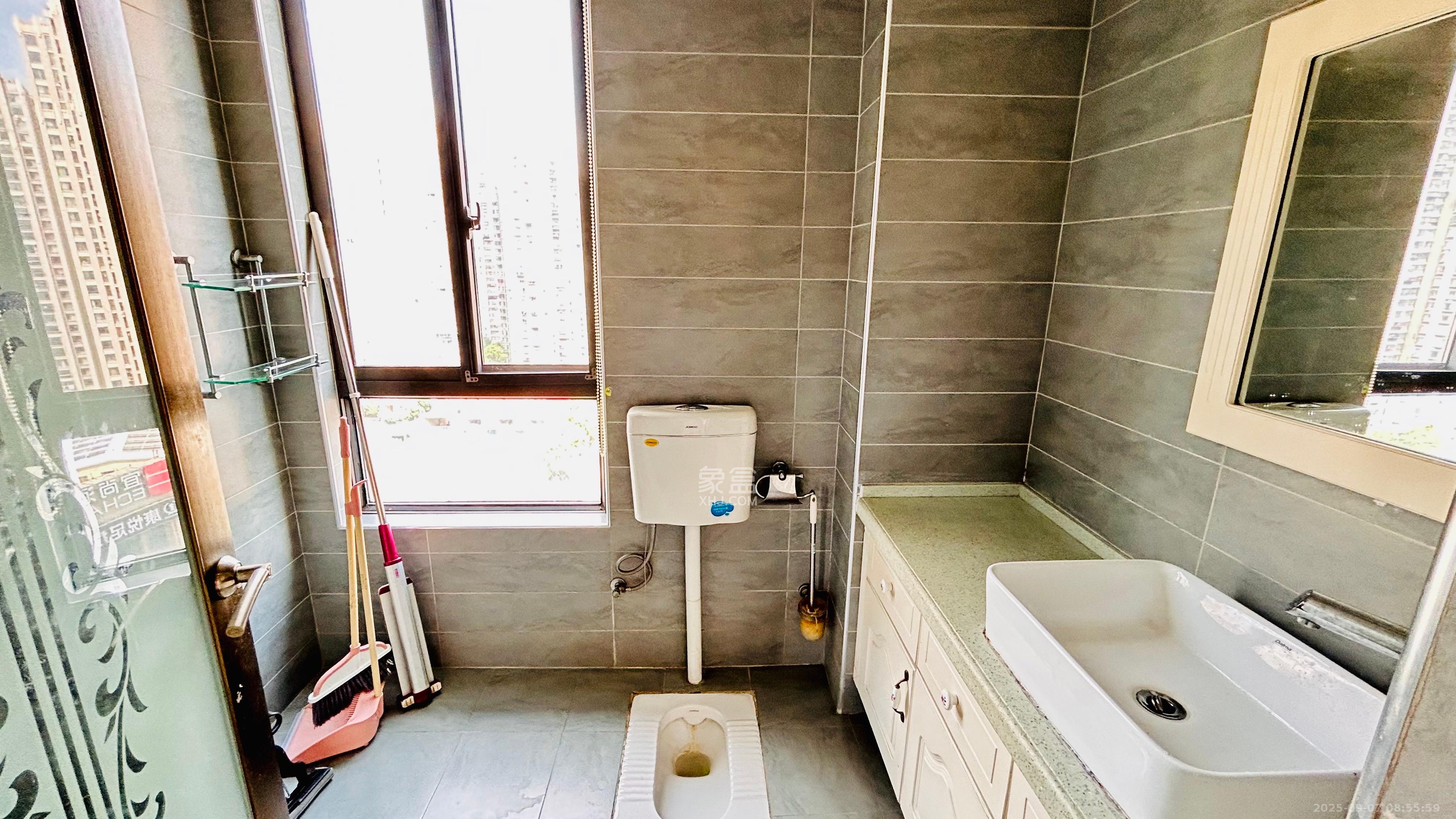 华润凤凰城二期  3室1厅2卫    2300.0元/月室内图