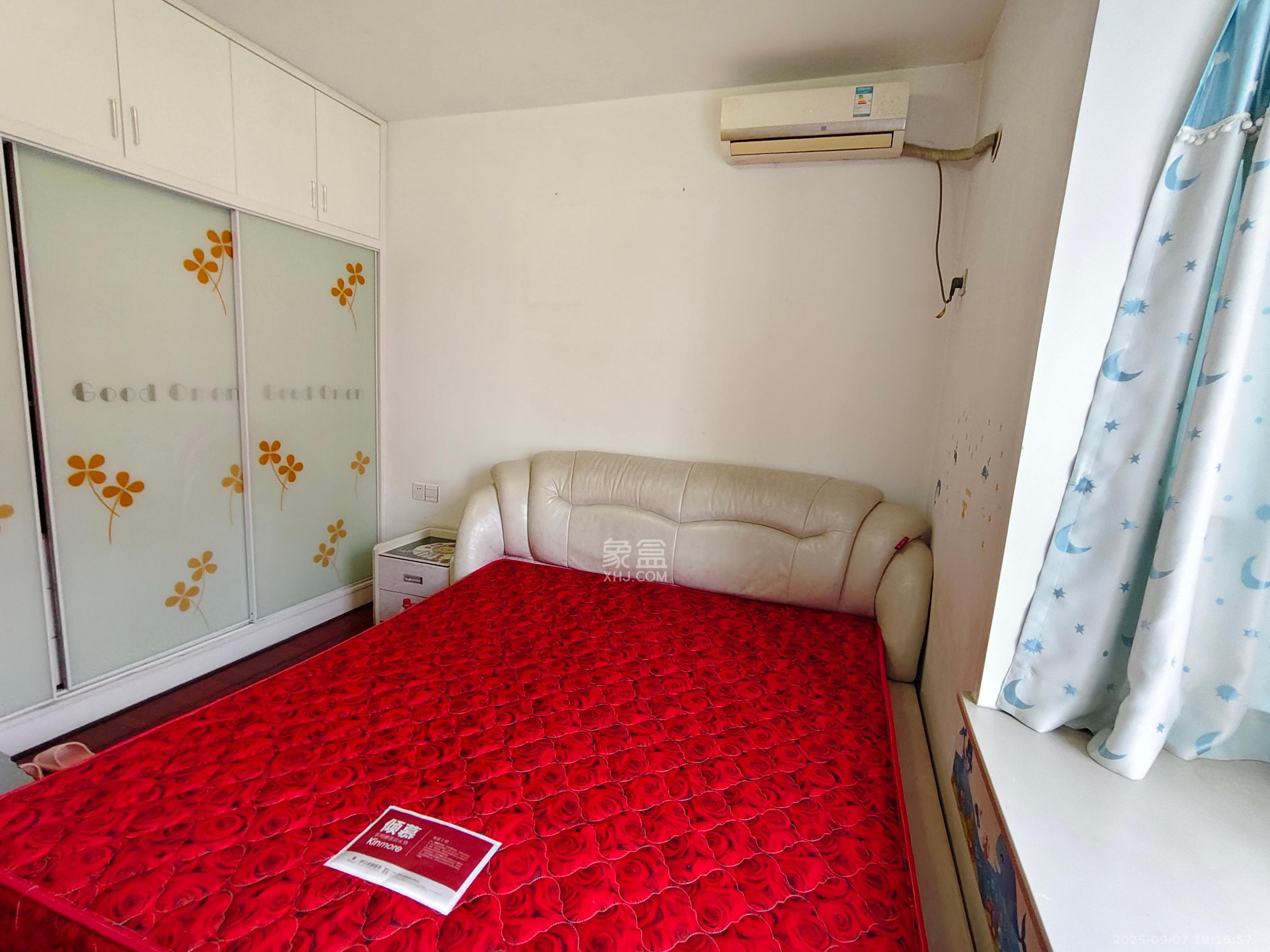 嘉盛华庭（一期、二期、三期）  3室2厅1卫    3000.0元/月室内图