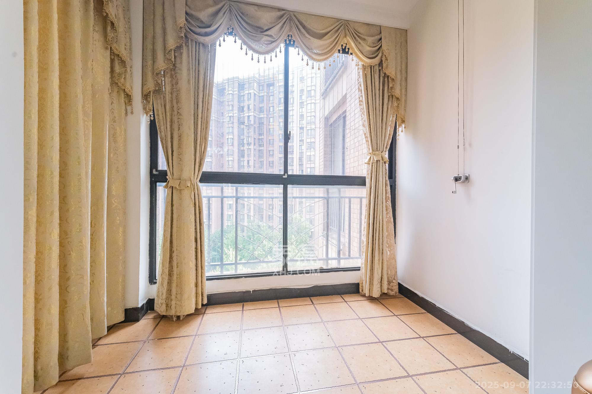 华润凤凰城一期  3室2厅2卫    88.88万阳台