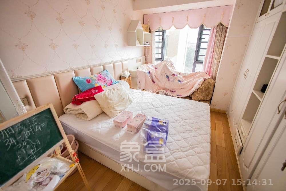 天麓尚层  4室2厅2卫    3200.0元/月室内图