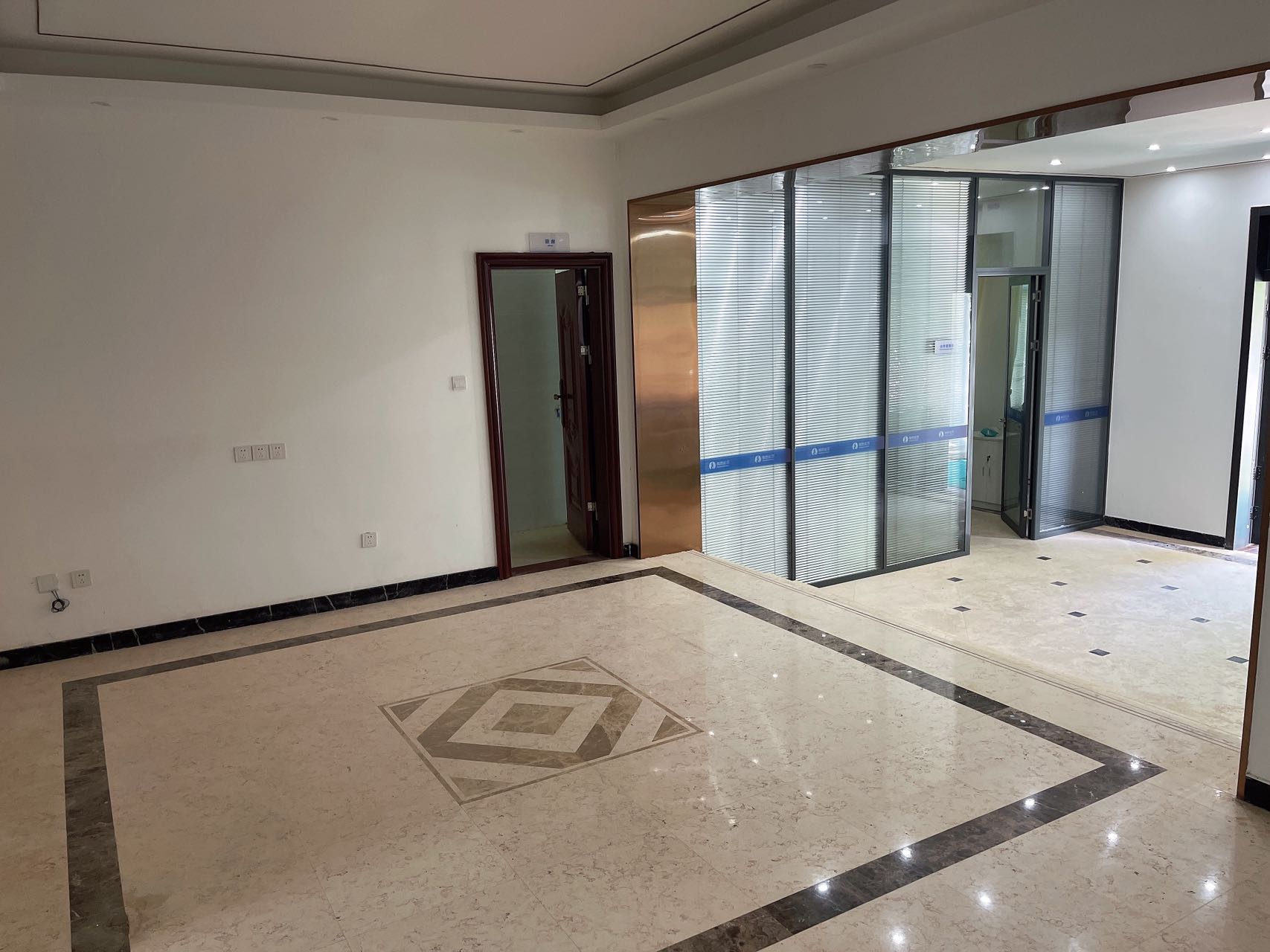 阳光小区 8室3厅6卫 40000.0元/月 阳光小区 8室3厅6卫 40000.0元/月室内图