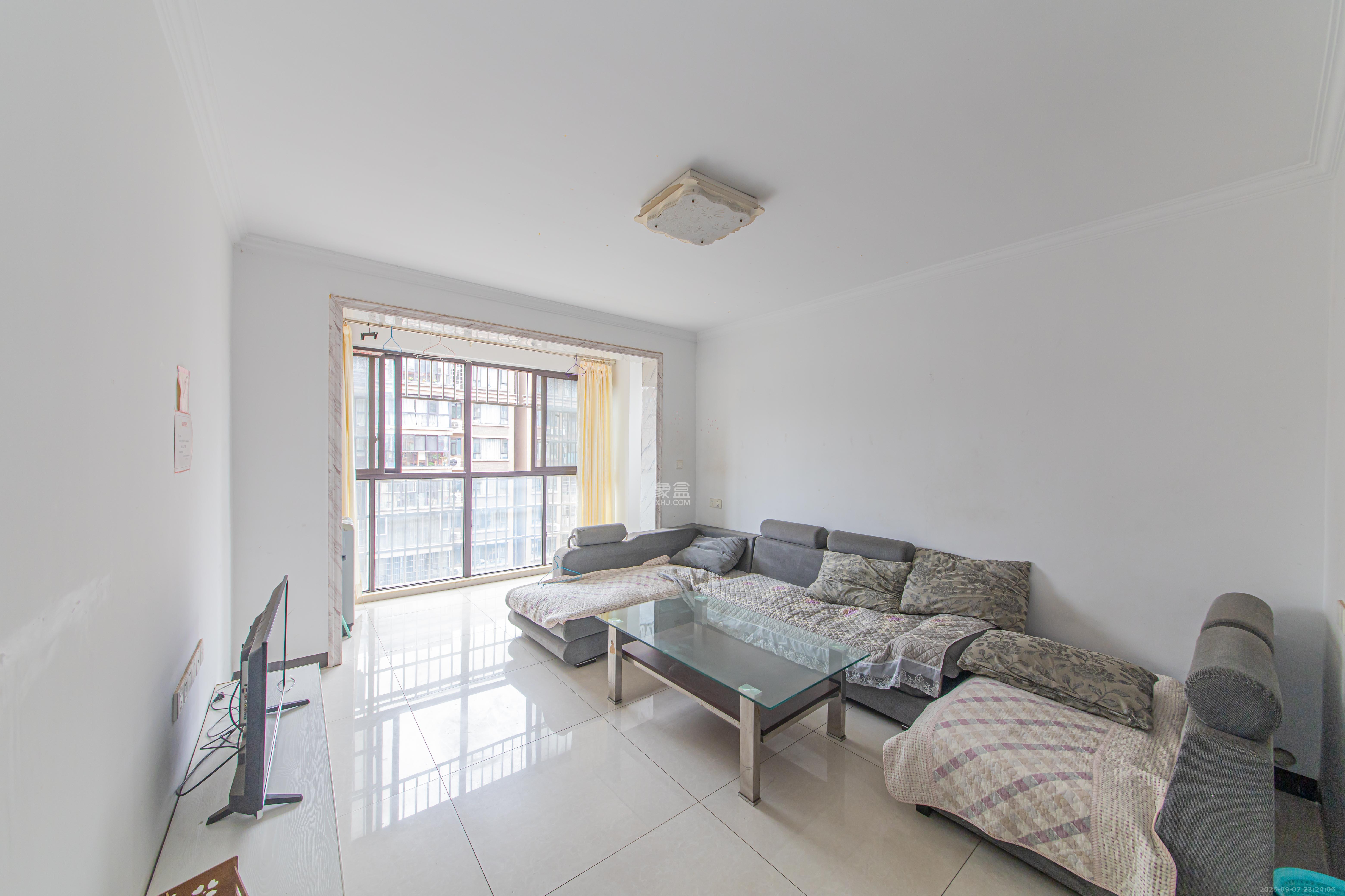 长城水郡  2室2厅1卫    60.0万 长城水郡  2室2厅1卫    60.0万客厅