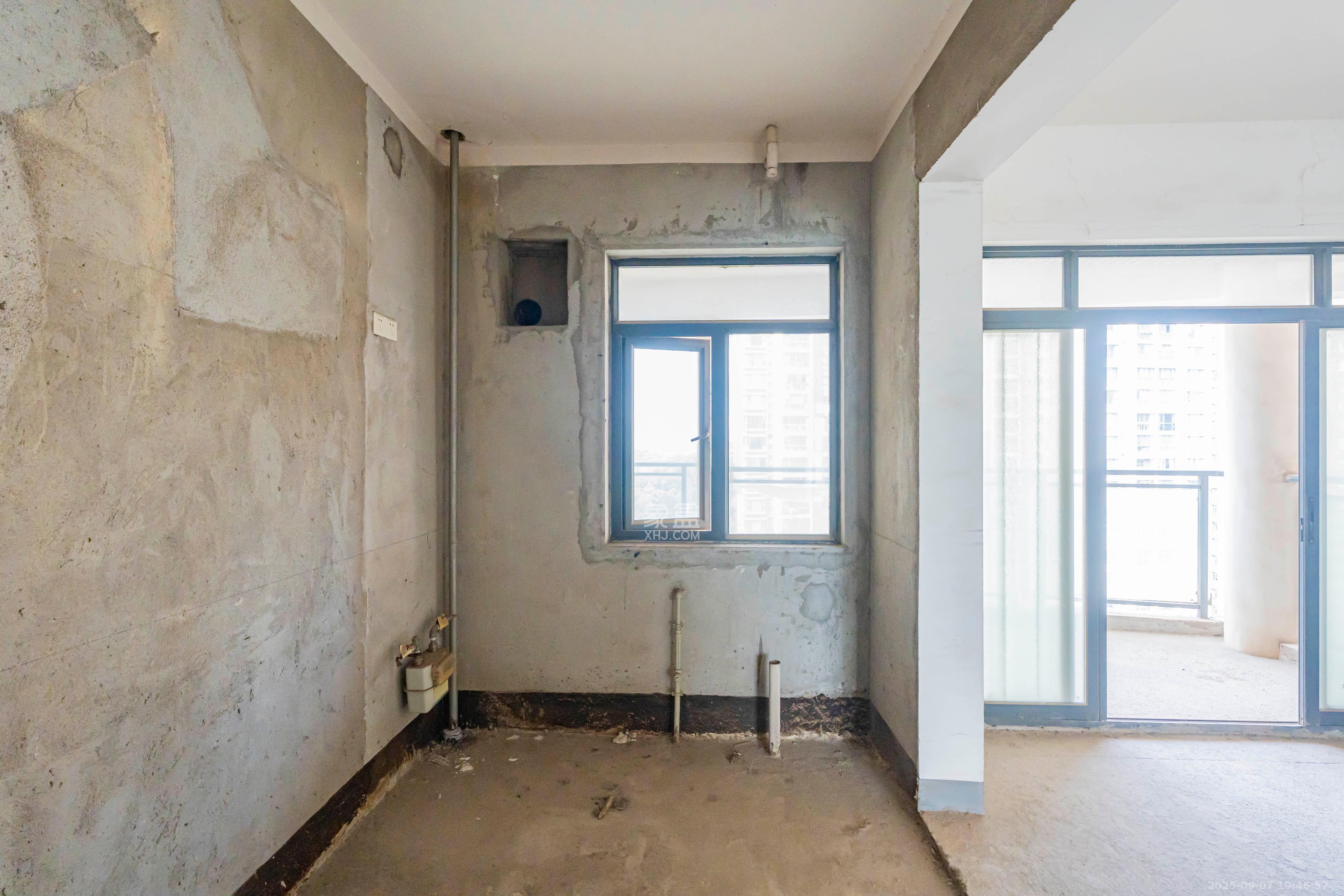 藏珑湖上国际花园  4室2厅2卫    288.0万 藏珑湖上国际花园  4室2厅2卫    288.0万厨房