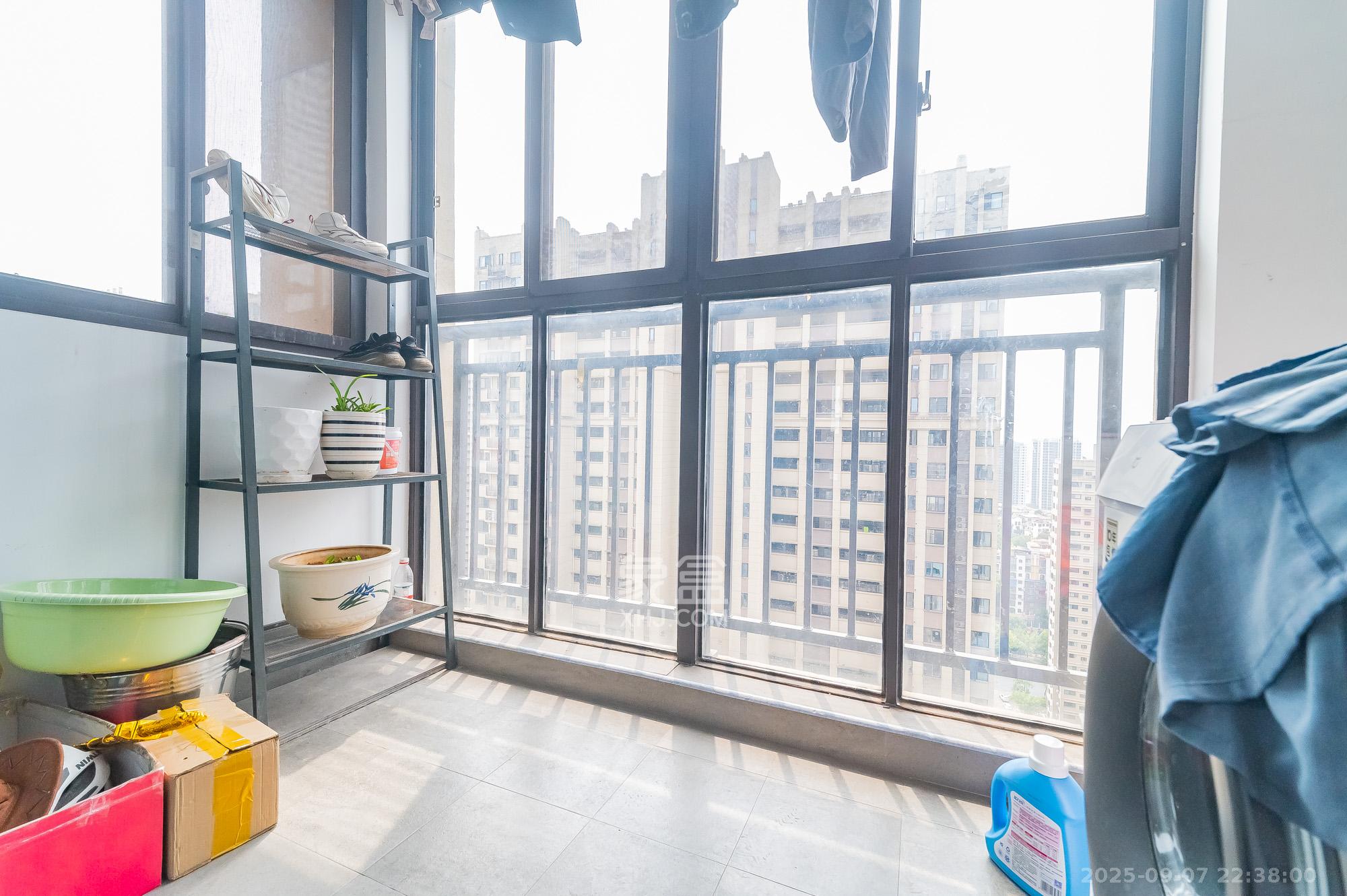 华润置地广场二期  3室2厅2卫    72.0万 华润置地广场二期  3室2厅2卫    72.0万阳台