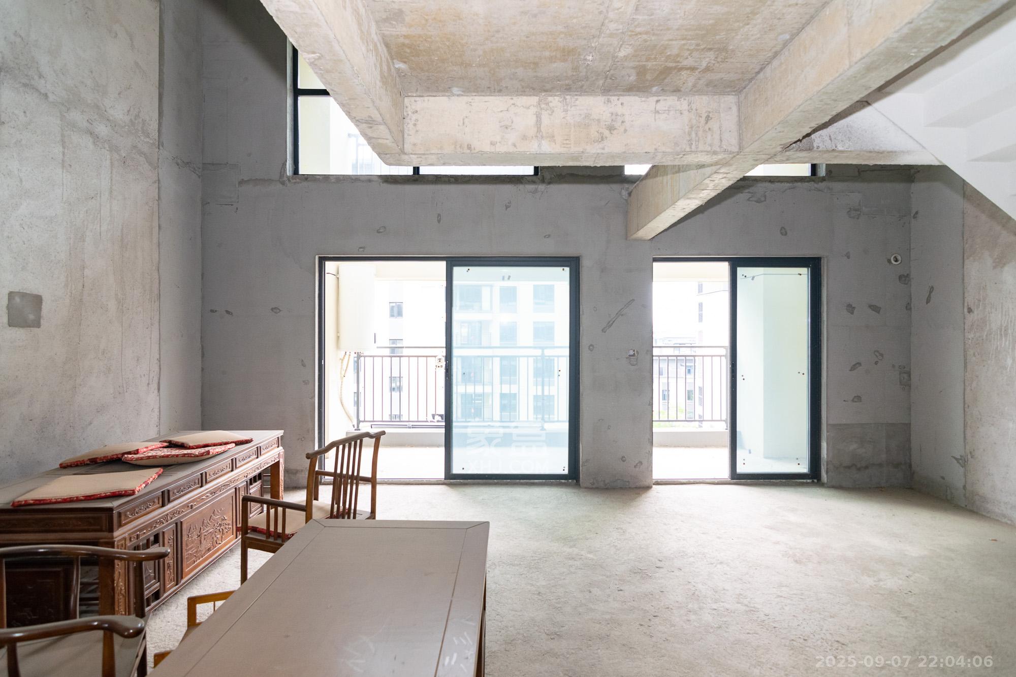 长房越秀星悦荟  5室2厅2卫    98.0万客厅