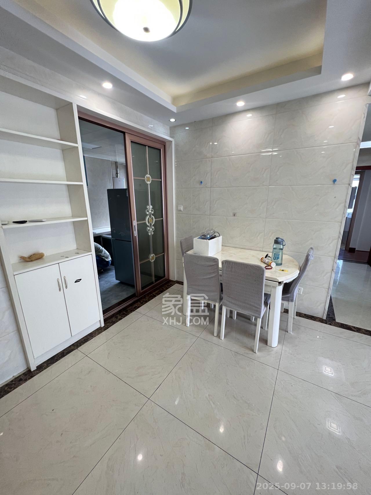 富春山 3室2厅2卫 2500.0元/月 富春山 3室2厅2卫 2500.0元/月室内图