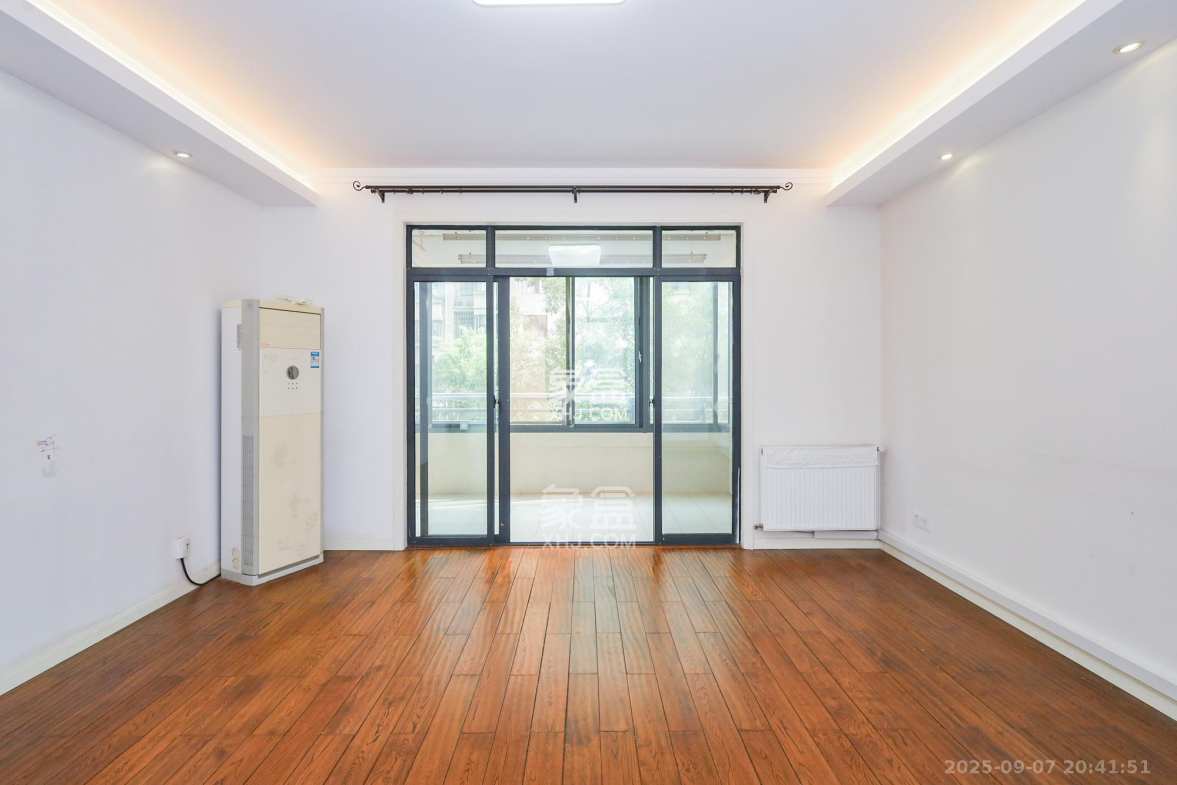 八方小区D区 4室2厅2卫 368.0万 八方小区D区 4室2厅2卫 368.0万客厅