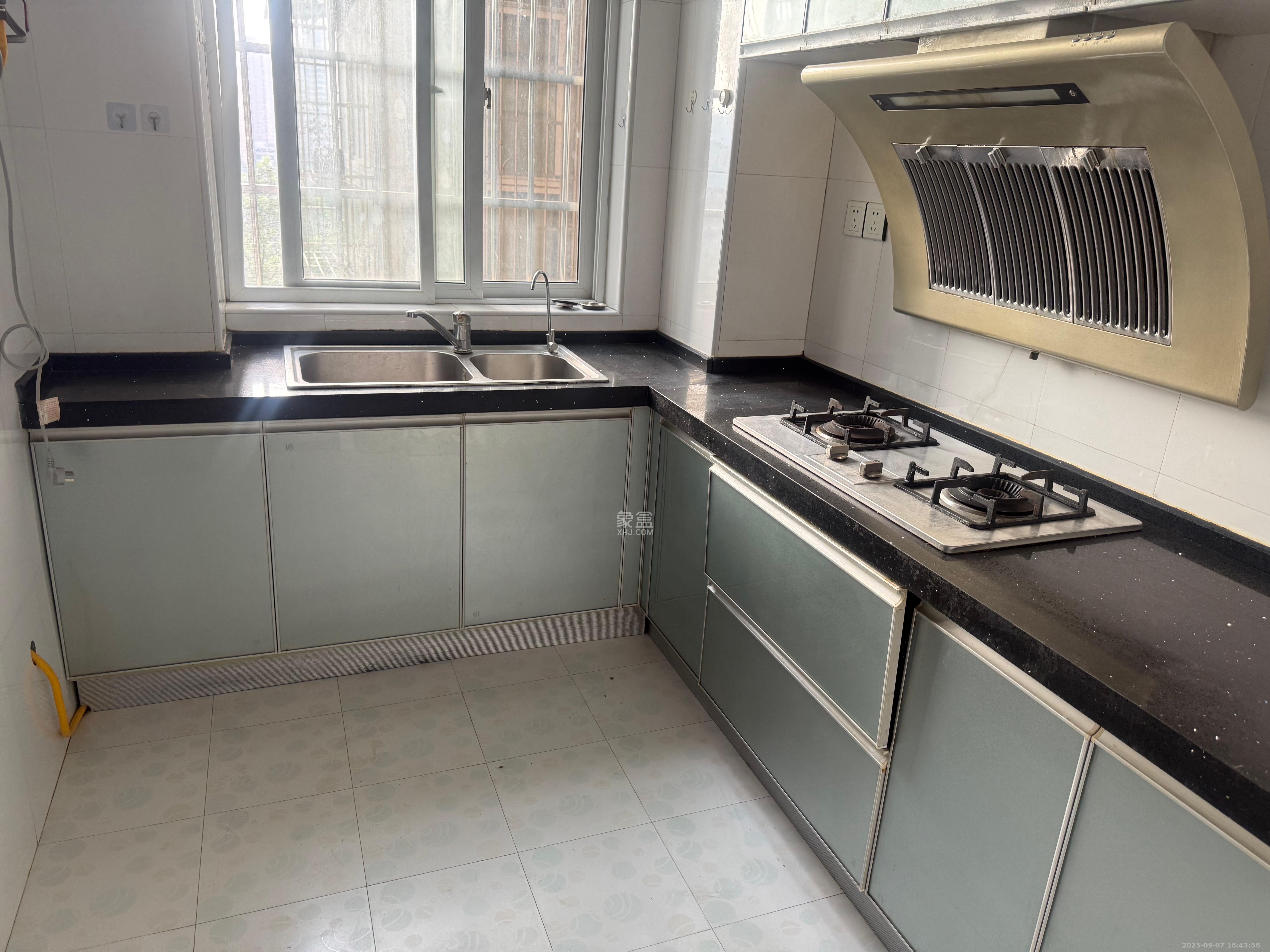 水映青山  1室2厅1卫    2000.0元/月室内图