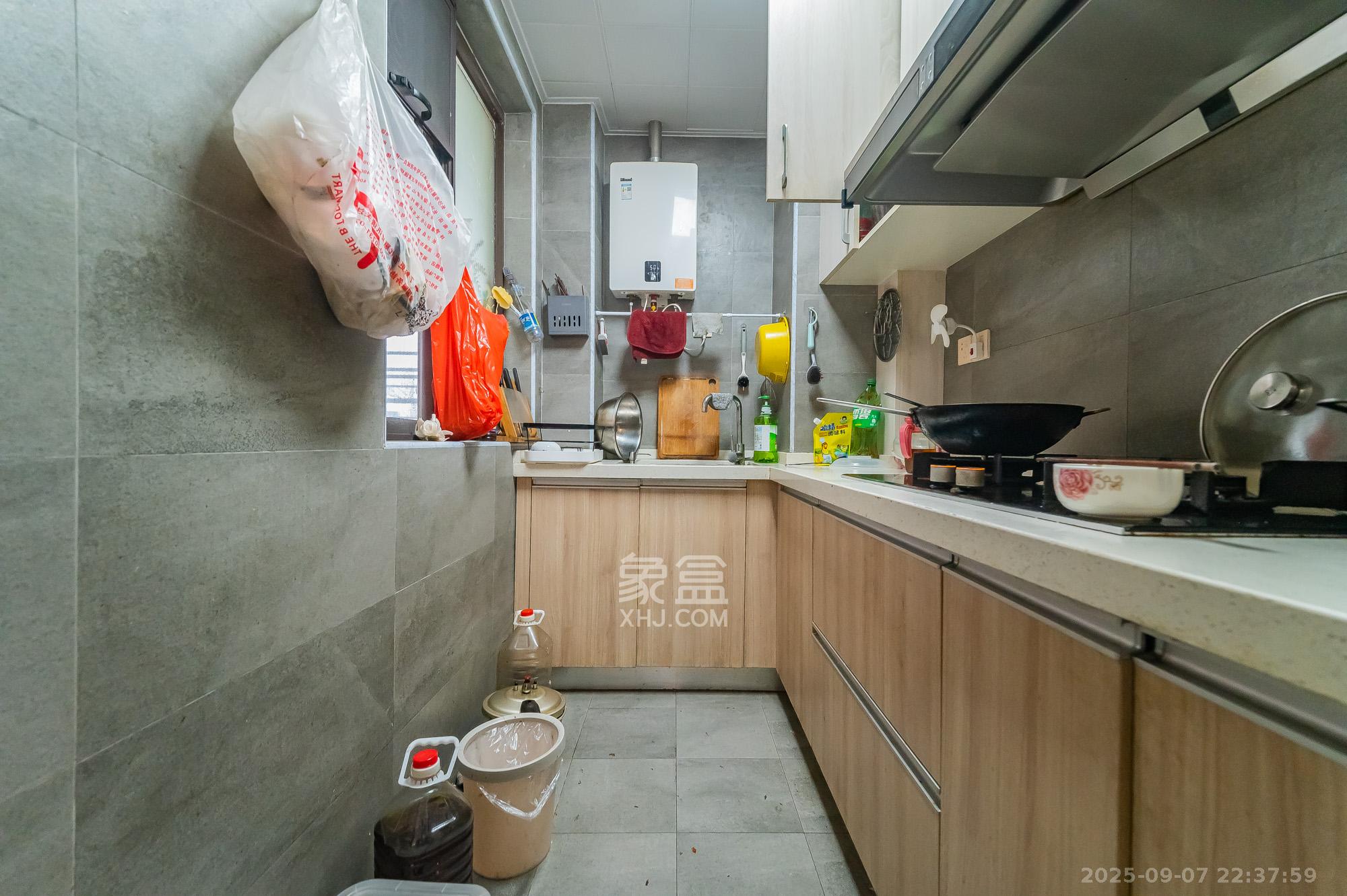 华润置地广场二期  3室2厅2卫    72.0万厨房