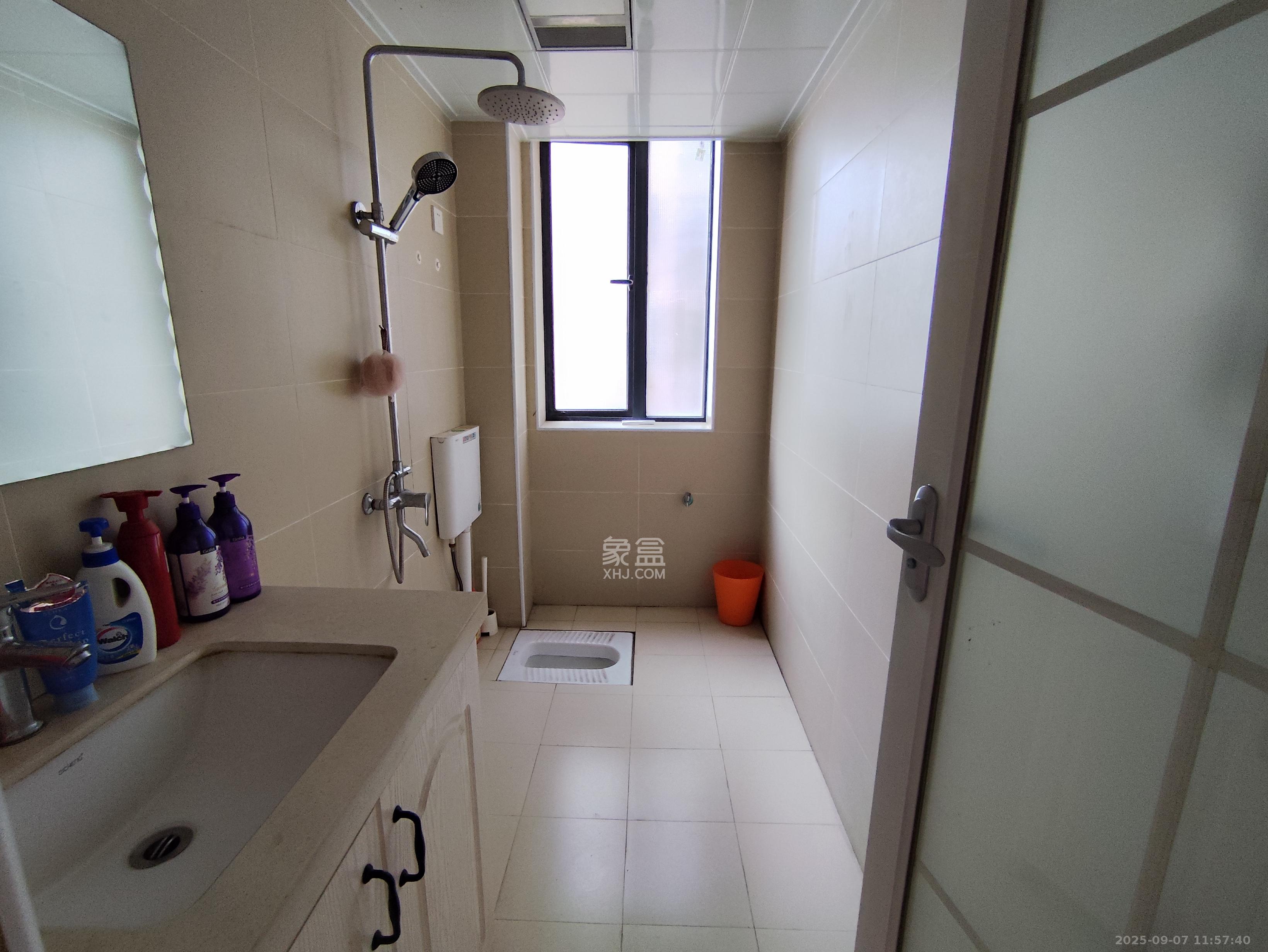 富春山  3室2厅1卫    2500.0元/月 富春山  3室2厅1卫    2500.0元/月室内图