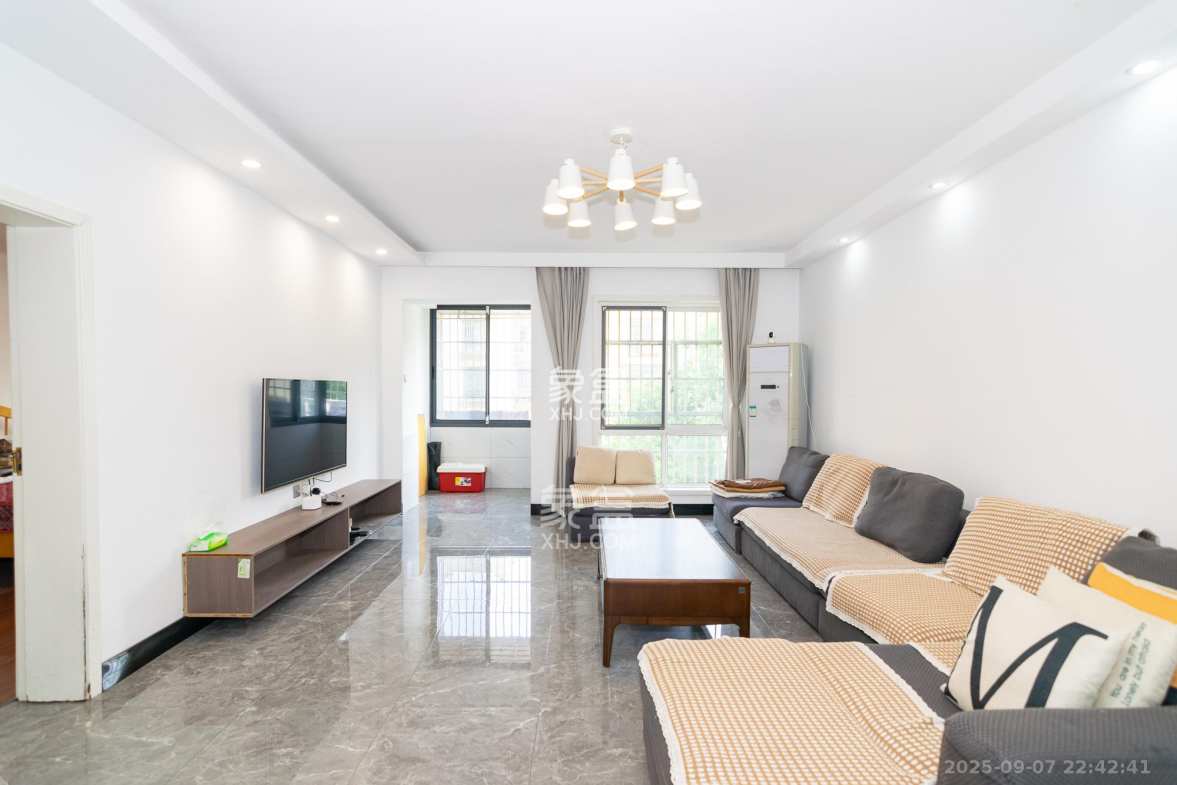 中新森林海 3室2厅2卫 80.8万 中新森林海 3室2厅2卫 80.8万客厅