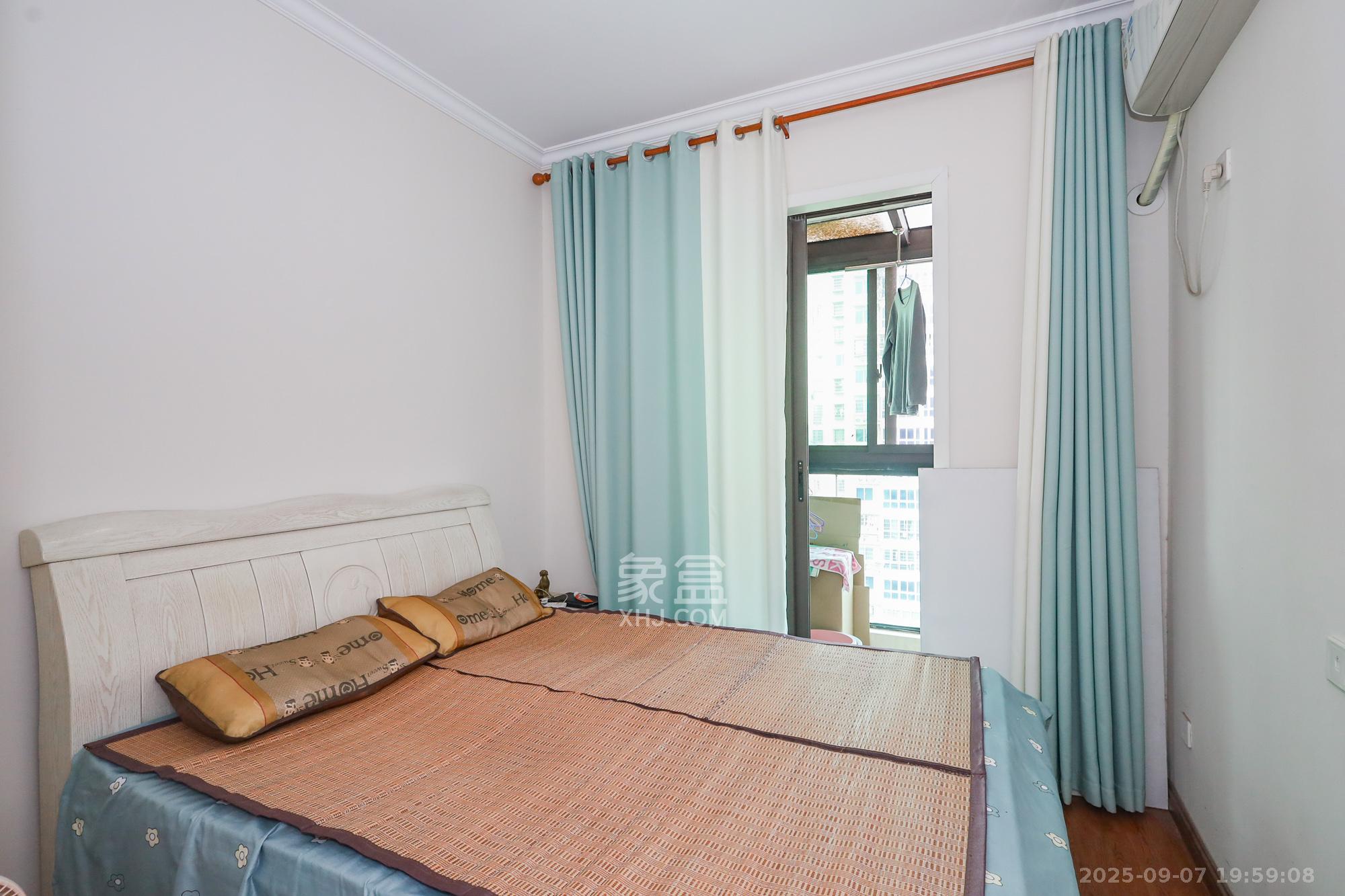 滨江一号(丰泰花园) 3室2厅2卫 129.0万 滨江一号(丰泰花园) 3室2厅2卫 129.0万卧室