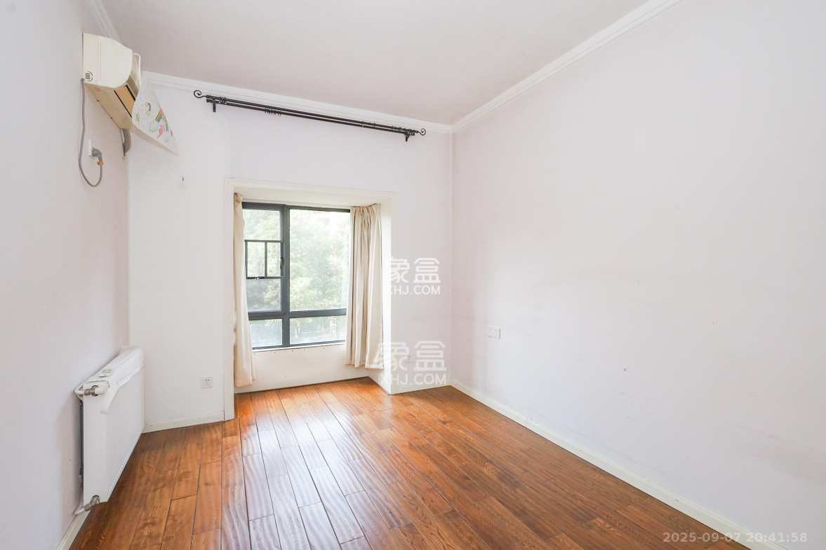 八方小区D区 4室2厅2卫 368.0万 八方小区D区 4室2厅2卫 368.0万卧室