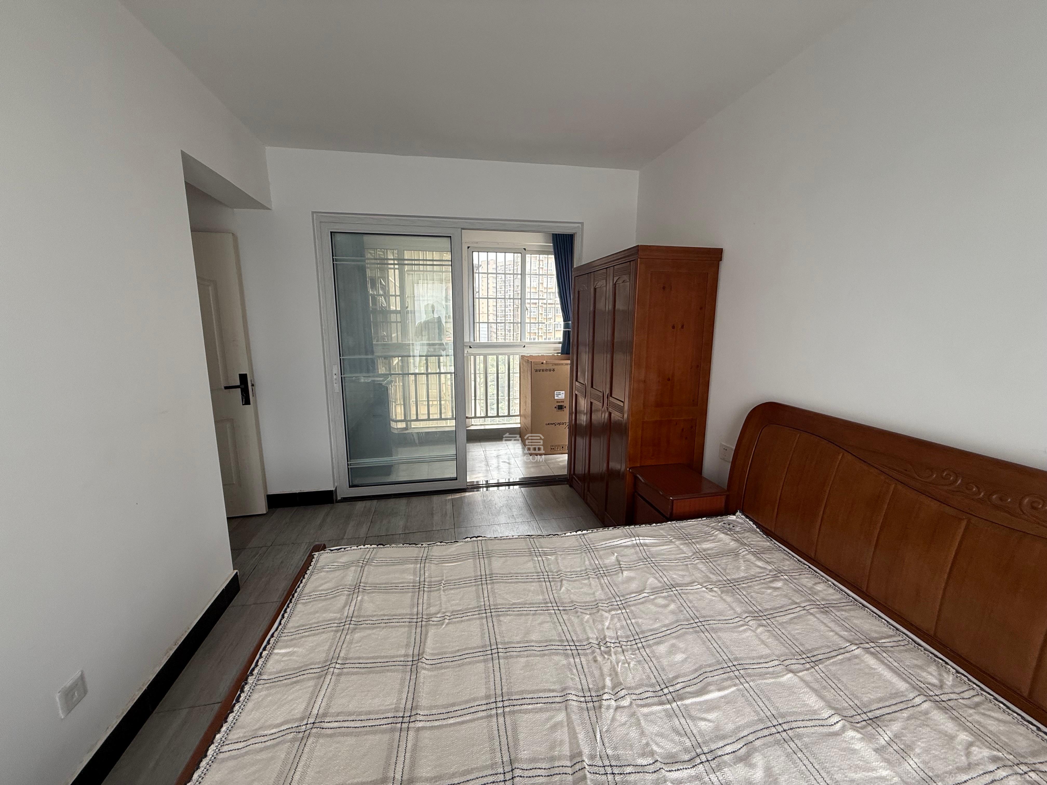 谷山乐园三期  3室2厅2卫    1800.0元/月室内图