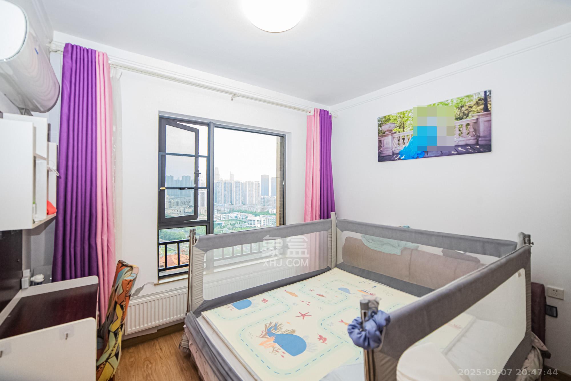 珠江郦城薰衣道  3室2厅1卫    90.0万 珠江郦城薰衣道  3室2厅1卫    90.0万卧室