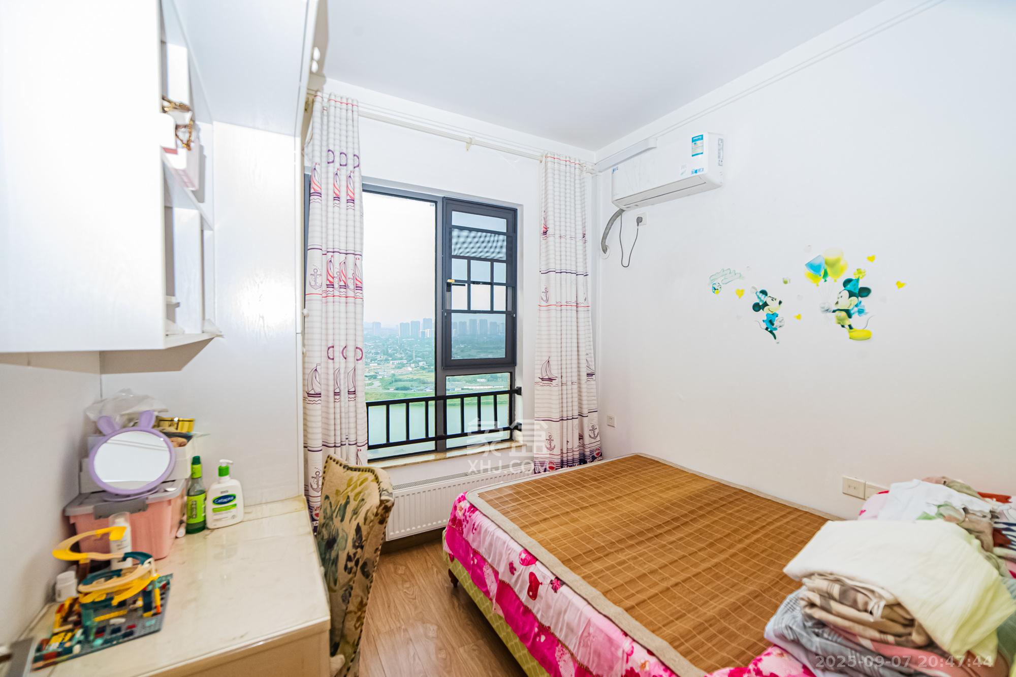 珠江郦城薰衣道  3室2厅1卫    90.0万 珠江郦城薰衣道  3室2厅1卫    90.0万卧室