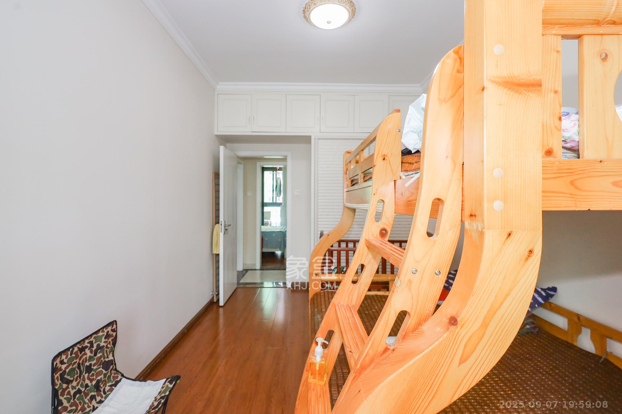 滨江一号(丰泰花园) 3室2厅2卫 129.0万 滨江一号(丰泰花园) 3室2厅2卫 129.0万卧室