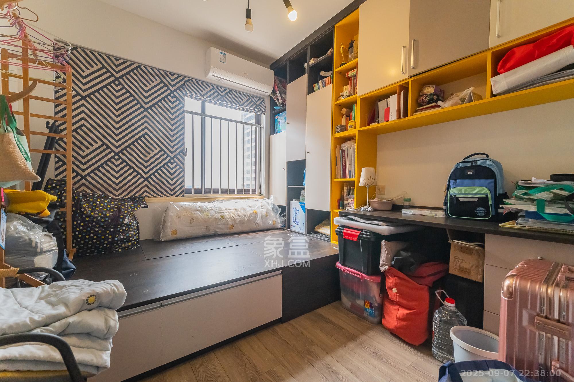 华润置地广场二期  3室2厅2卫    72.0万卧室