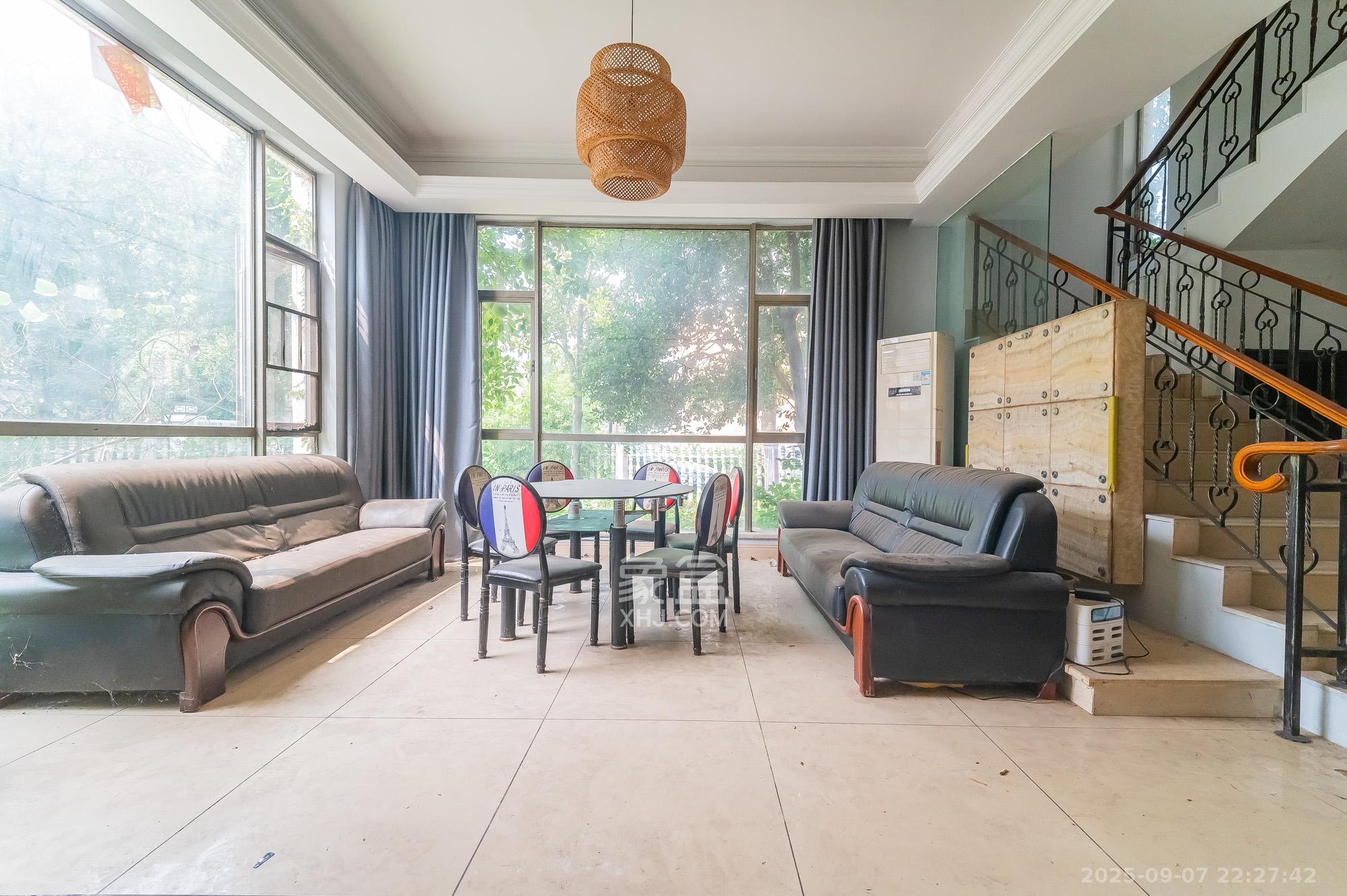 碧桂园威尼斯城  5室2厅4卫    435.0万 碧桂园威尼斯城  5室2厅4卫    435.0万客厅