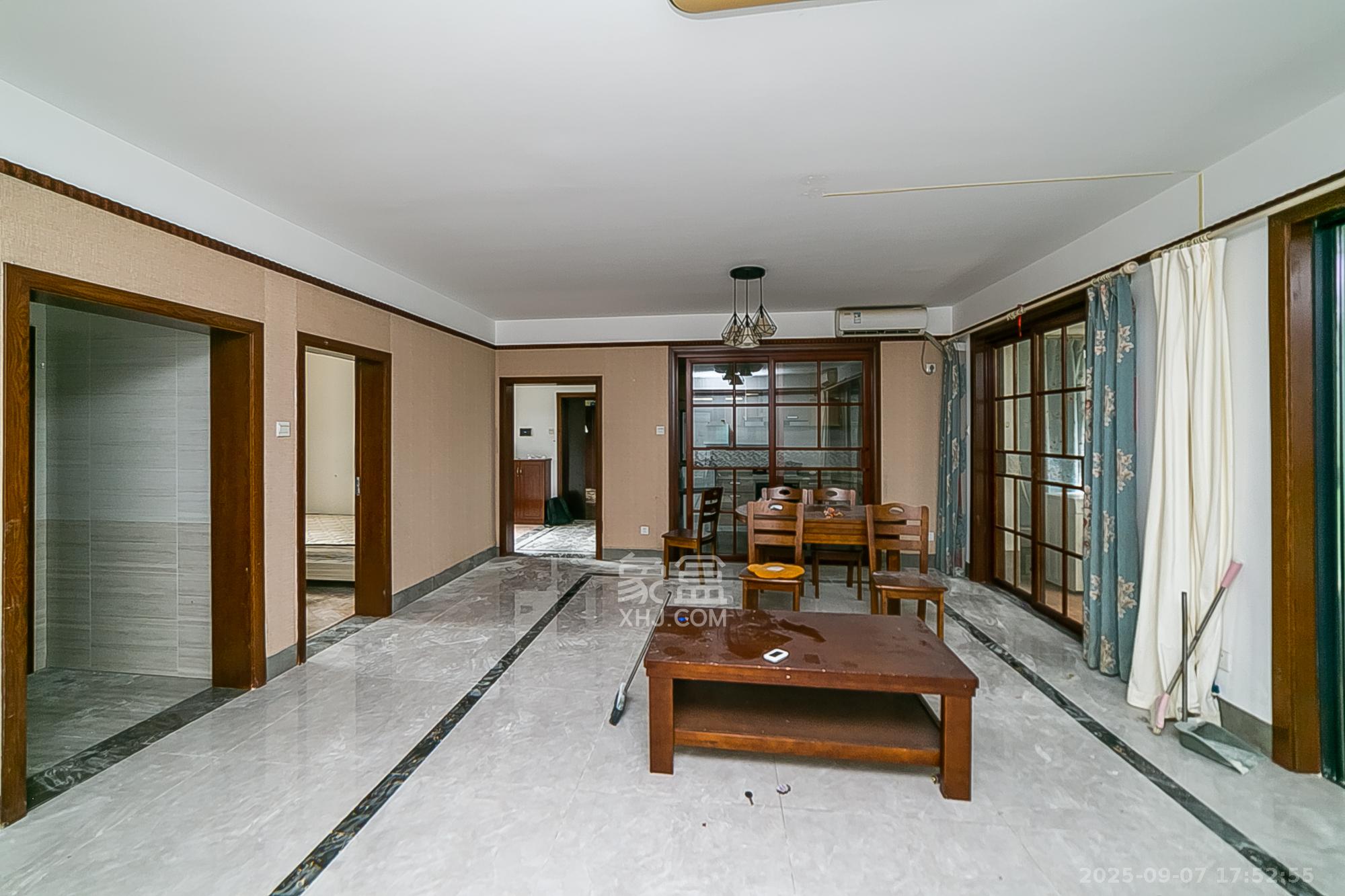 荣悦台  3室2厅2卫    170.0万客厅