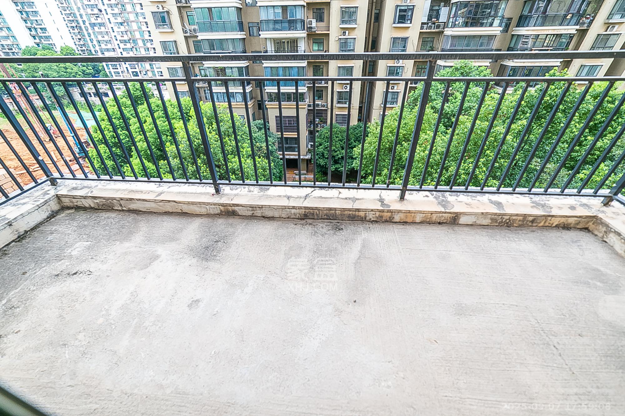 钱隆樽品(一、二、三期) 4室2厅2卫 148.0万 钱隆樽品(一、二、三期) 4室2厅2卫 148.0万阳台