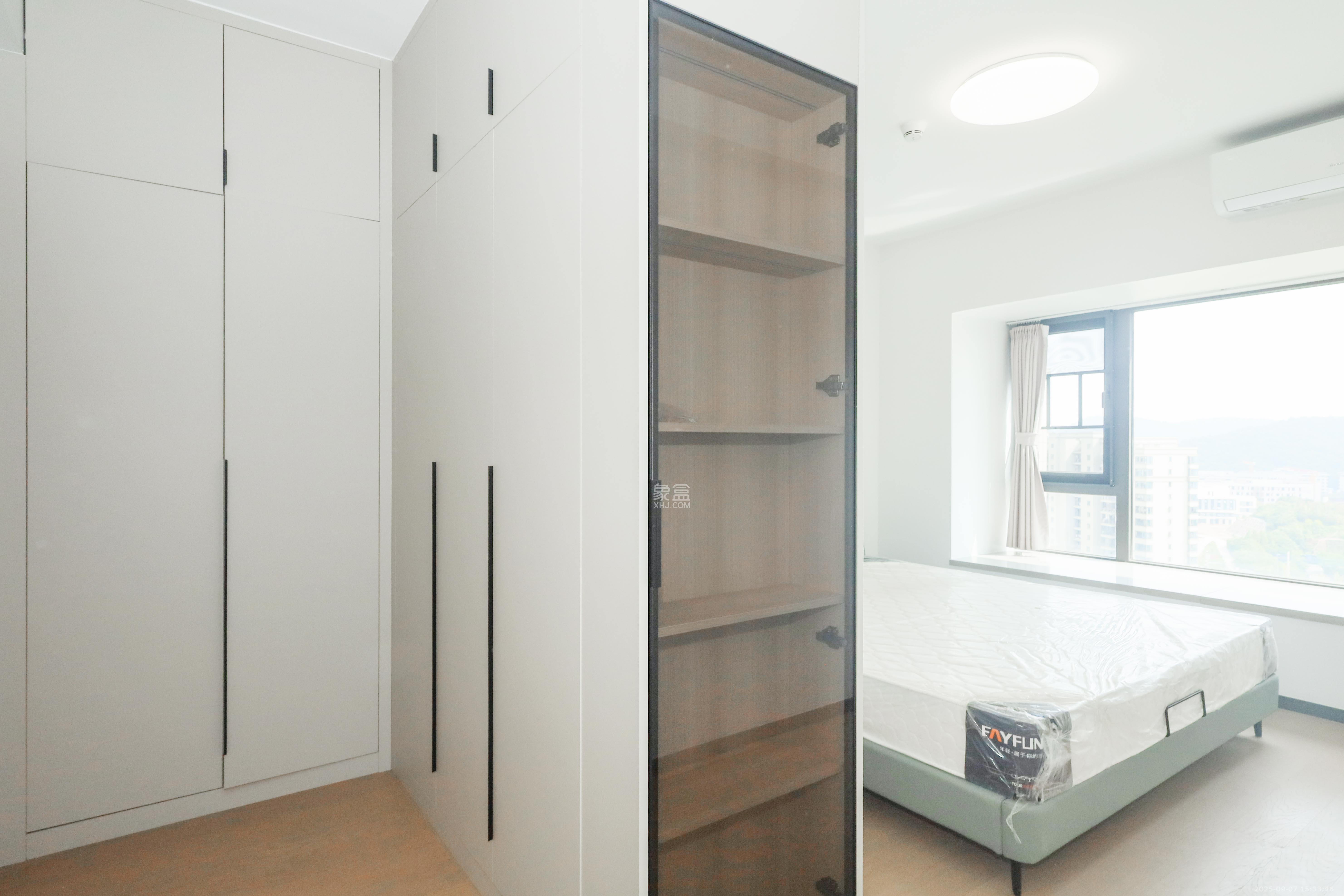 时代梅溪领峰  3室2厅2卫    160.0万卧室