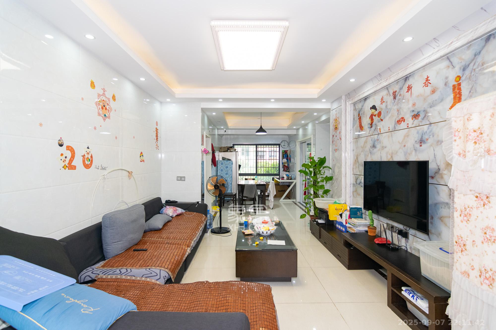 联诚现代城  3室2厅1卫    51.8万客厅