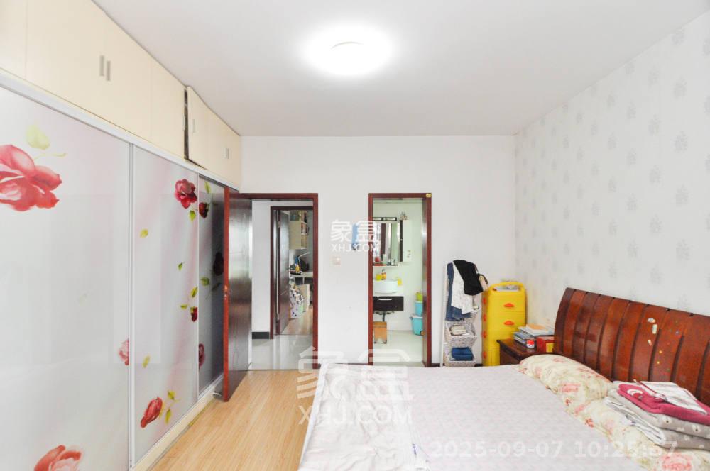 麓谷加州阳光  3室2厅2卫    2600.0元/月室内图