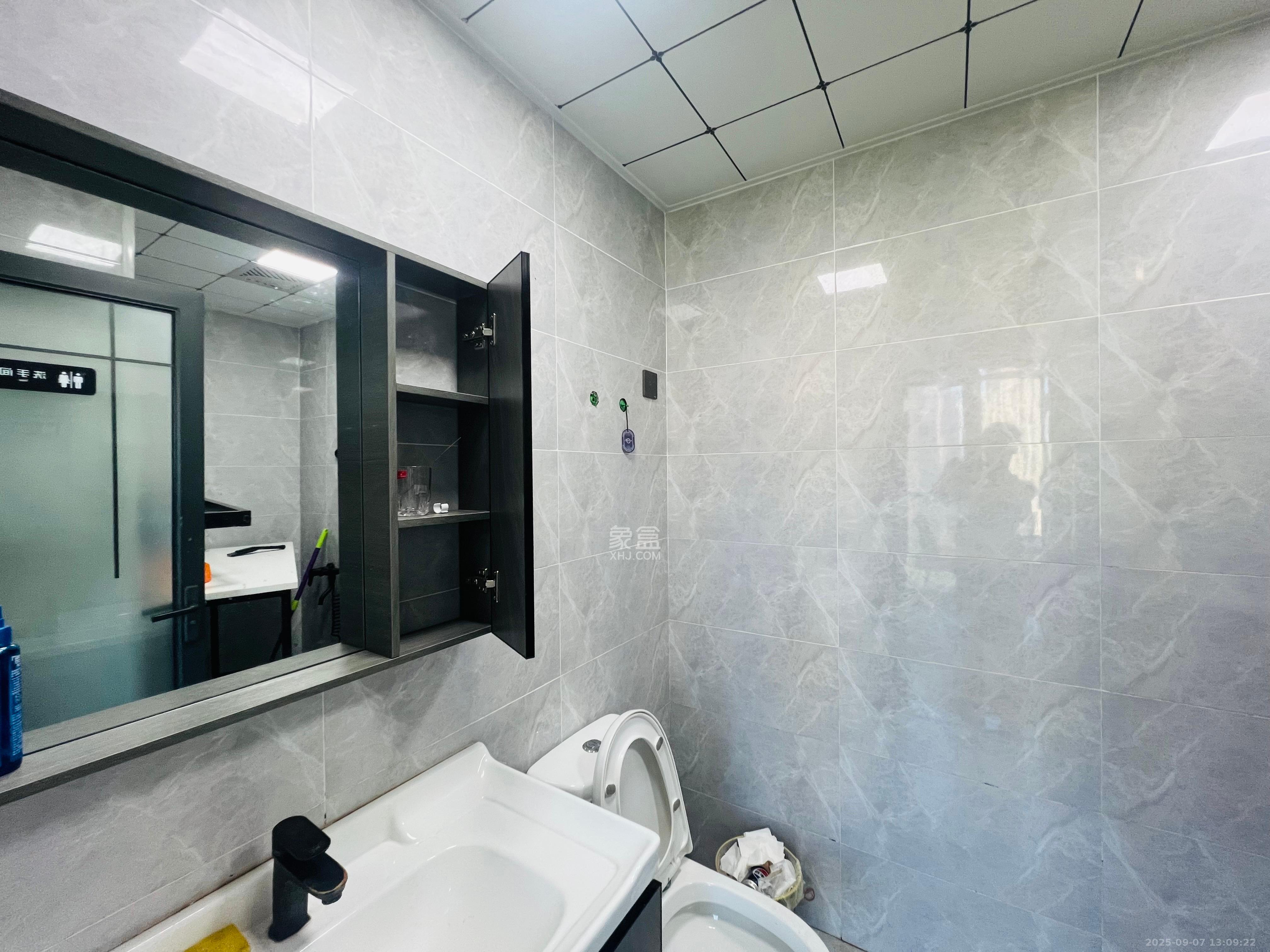 奥克斯滨仕花园(奥克斯洋湖广场/奥克斯中心) 1室1厅1卫 3300.0元/月 奥克斯滨仕花园(奥克斯洋湖广场/奥克斯中心) 1室1厅1卫 3300.0元/月室内图