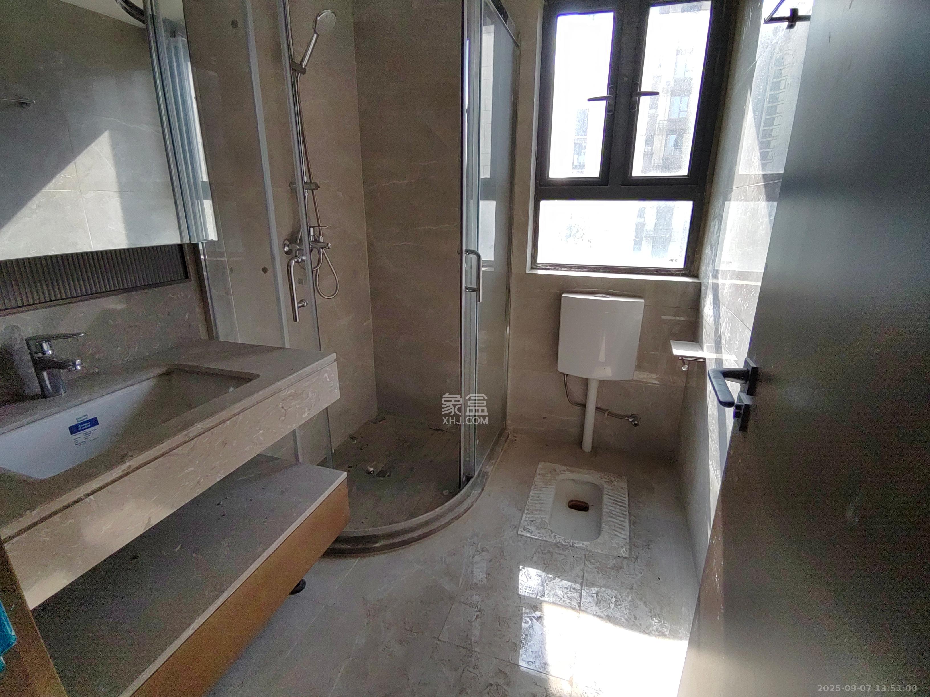 荣盛城 3室2厅2卫 2600.0元/月 荣盛城 3室2厅2卫 2600.0元/月室内图