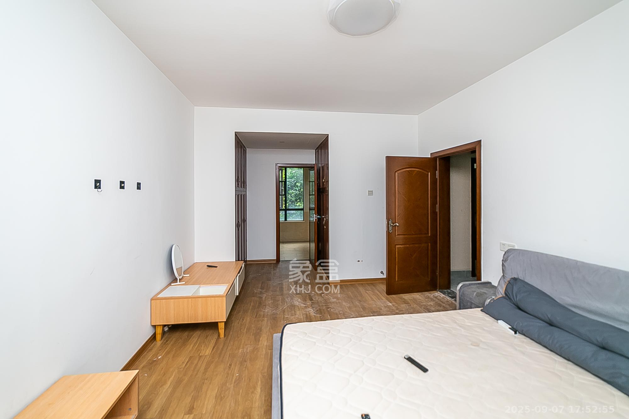 荣悦台  3室2厅2卫    170.0万卧室