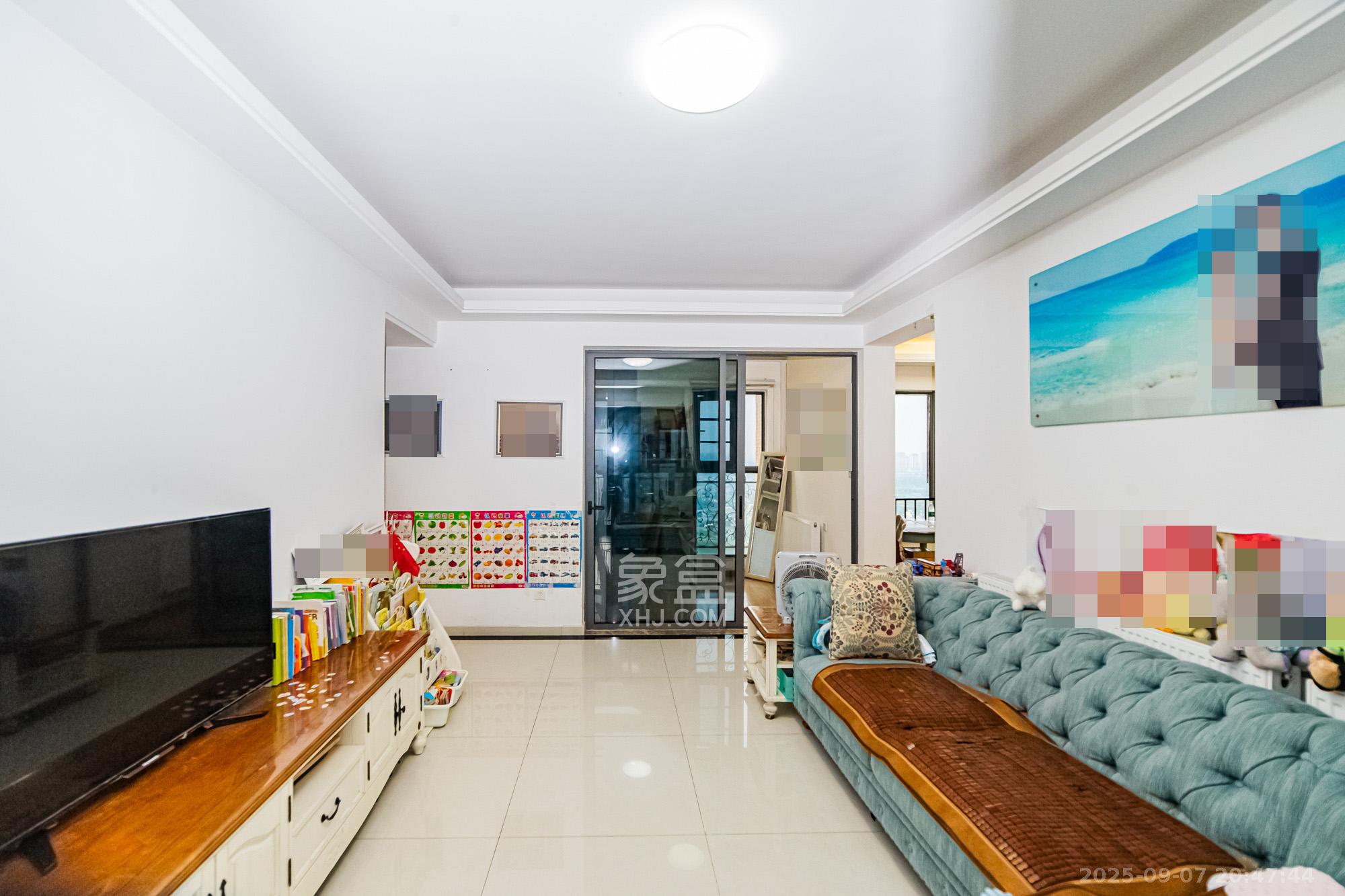 珠江郦城薰衣道  3室2厅1卫    90.0万 珠江郦城薰衣道  3室2厅1卫    90.0万客厅