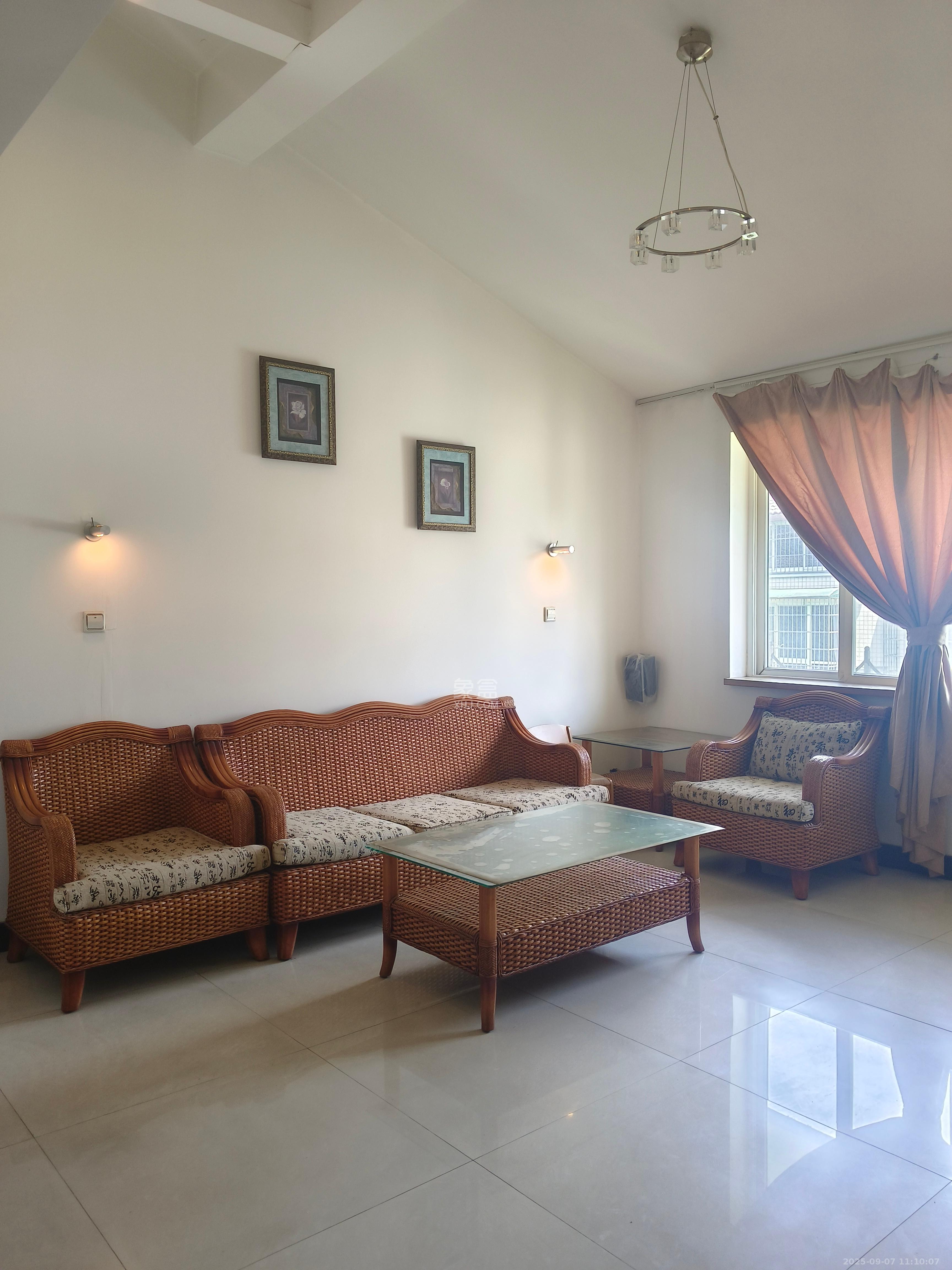 怡景民居 3室2厅2卫 1800.0元/月 怡景民居 3室2厅2卫 1800.0元/月室内图