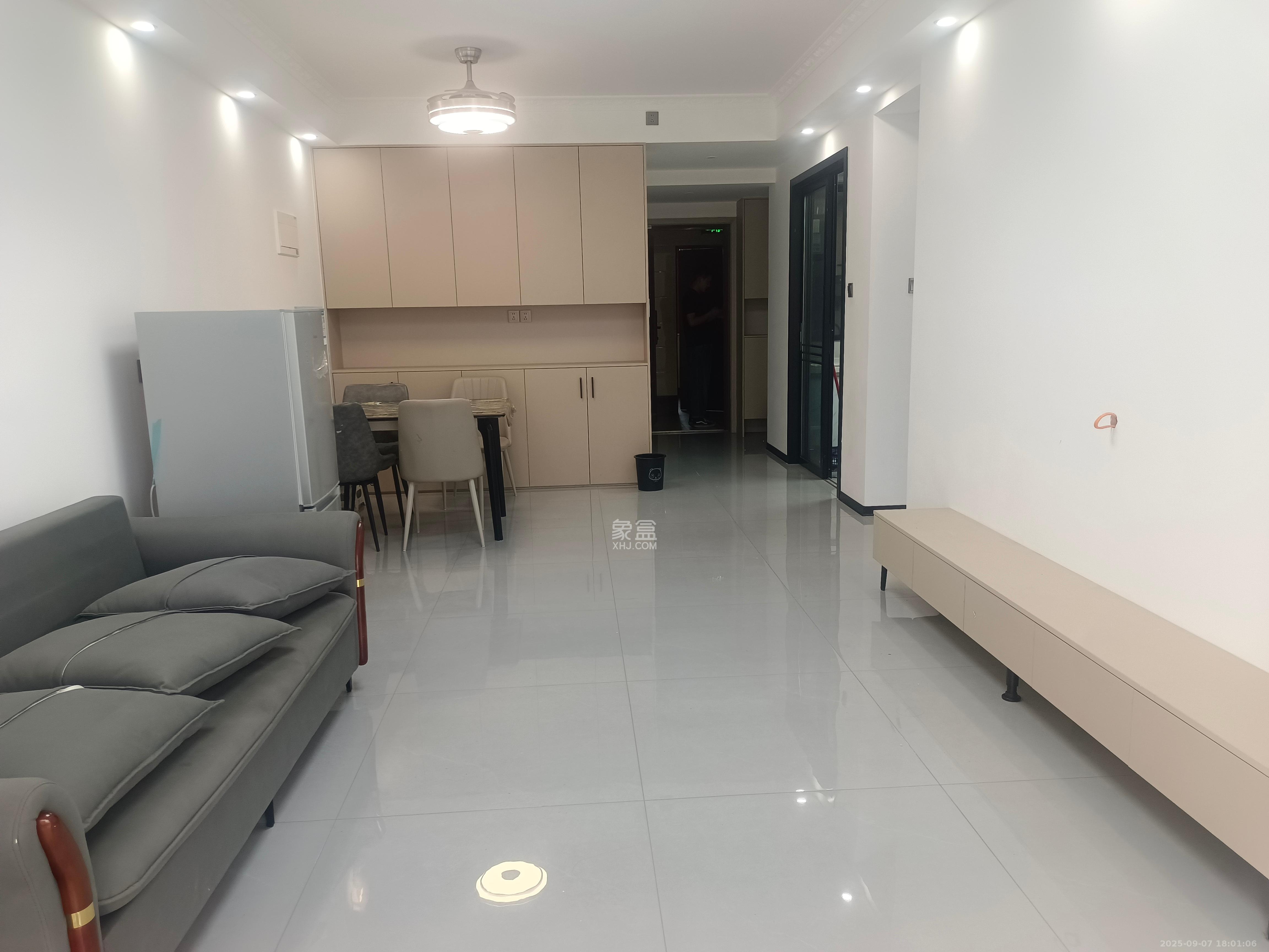 星湖湾一期高层  3室1厅1卫    2200.0元/月 星湖湾一期高层  3室1厅1卫    2200.0元/月室内图