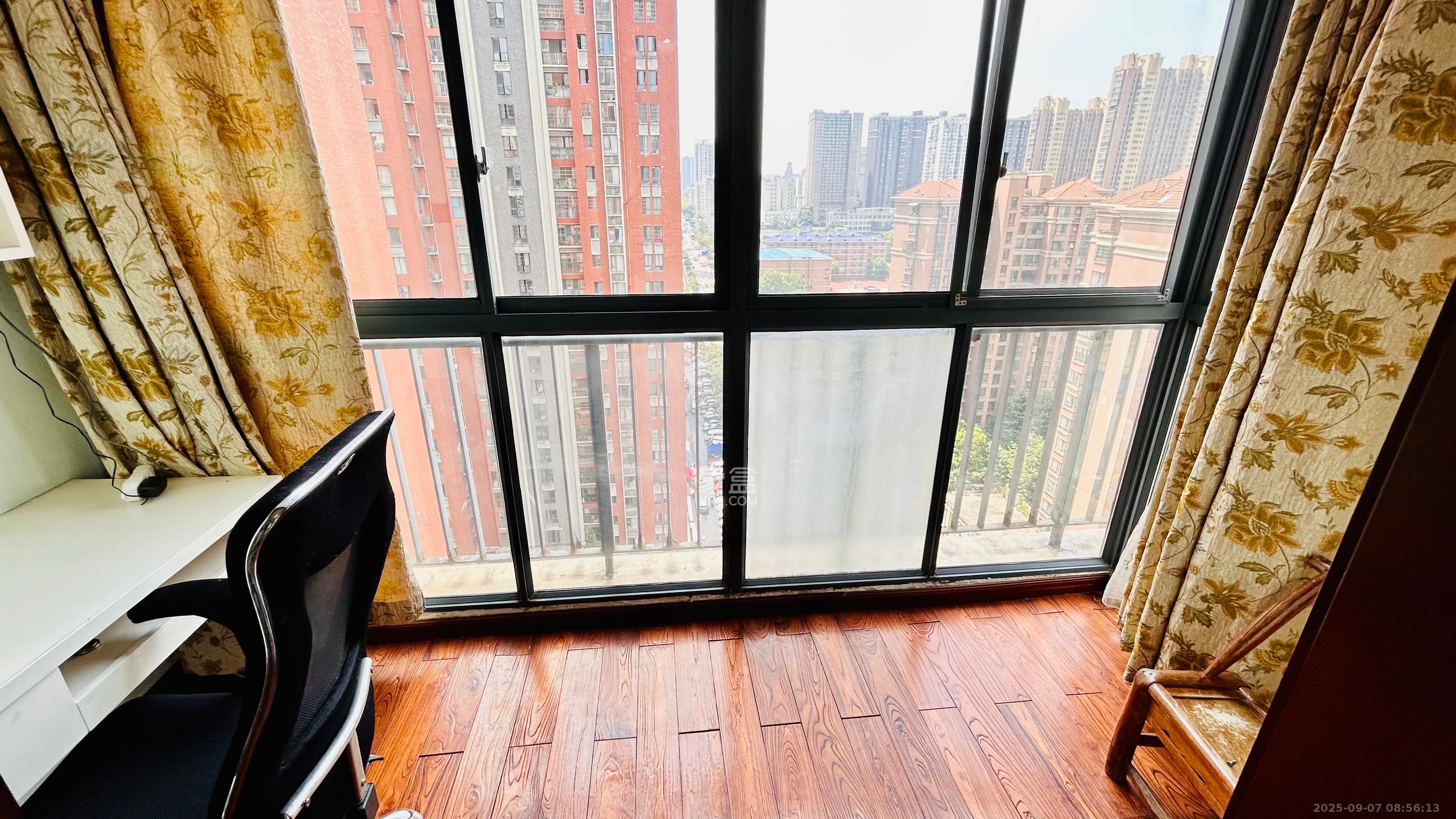 华润凤凰城二期  3室1厅2卫    2300.0元/月室内图