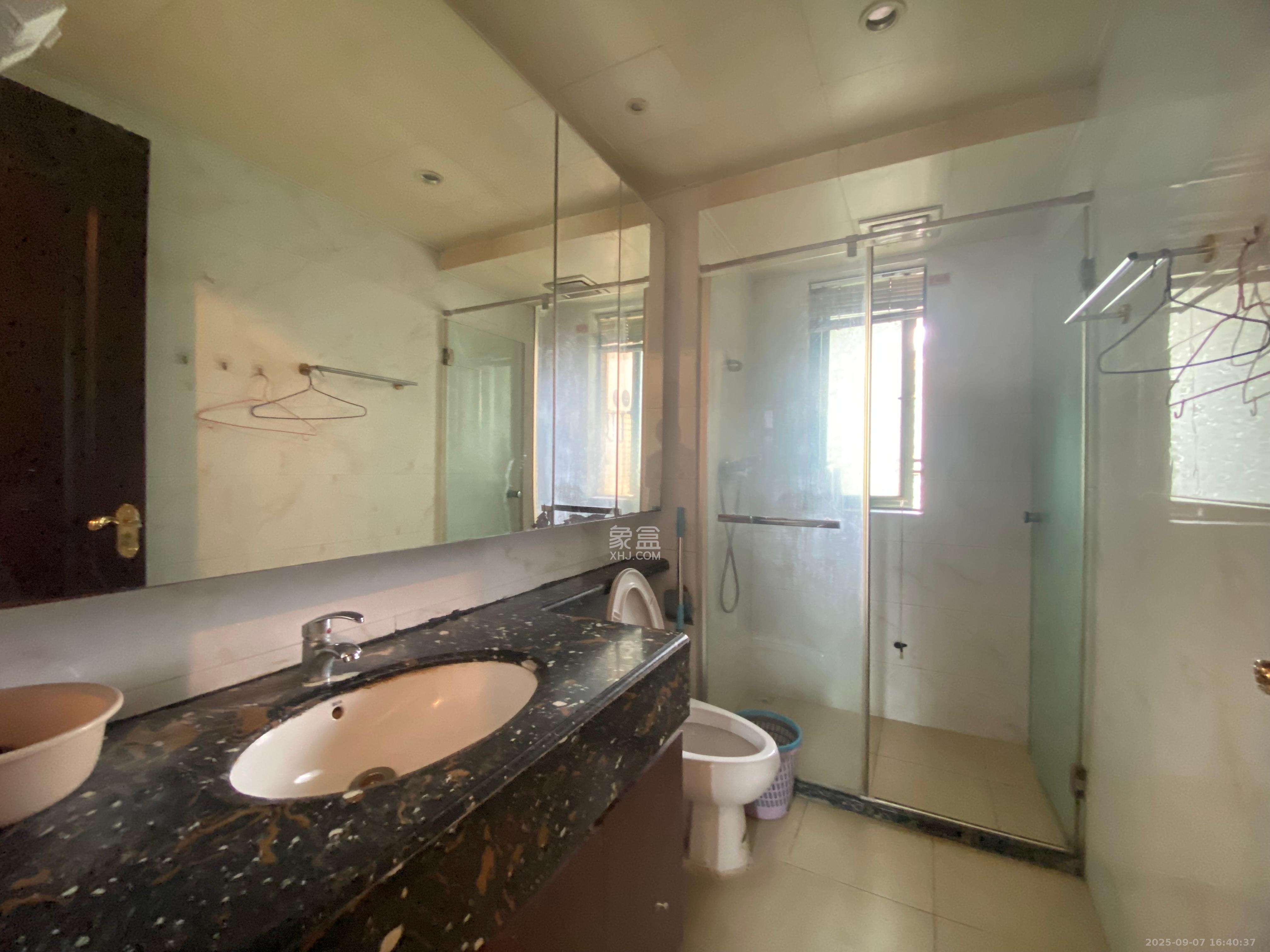 恒大翡翠华庭 3室2厅1卫 2350.0元/月 恒大翡翠华庭 3室2厅1卫 2350.0元/月室内图