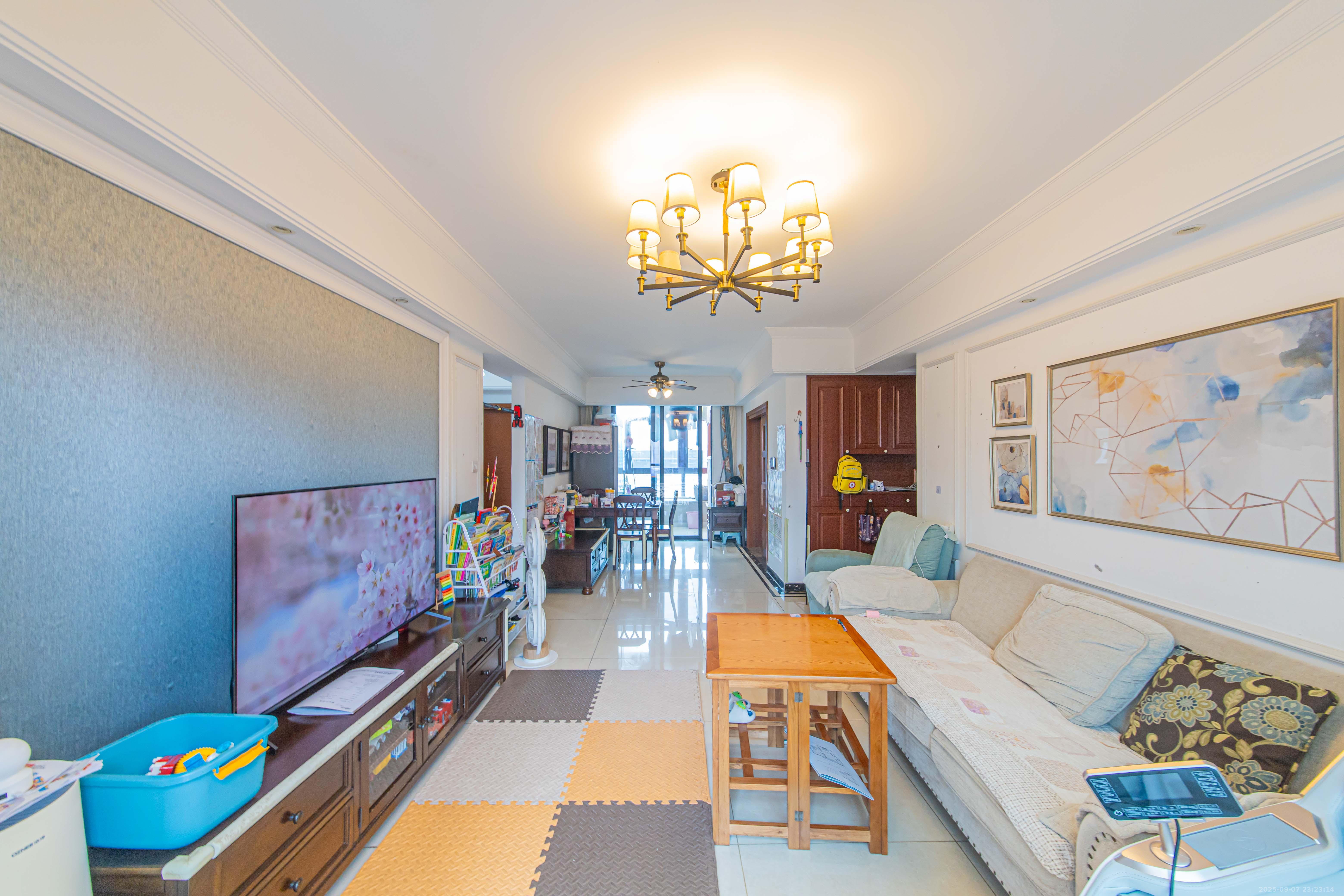 中海新城熙岸(中信新城五期) 3室2厅2卫 92.5万 中海新城熙岸(中信新城五期) 3室2厅2卫 92.5万客厅