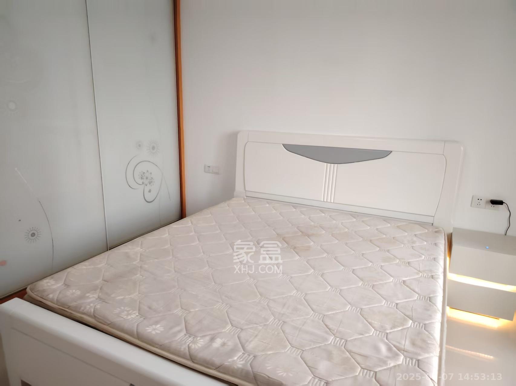 香雨一品  1室2厅1卫   2000.00元/月室内图1