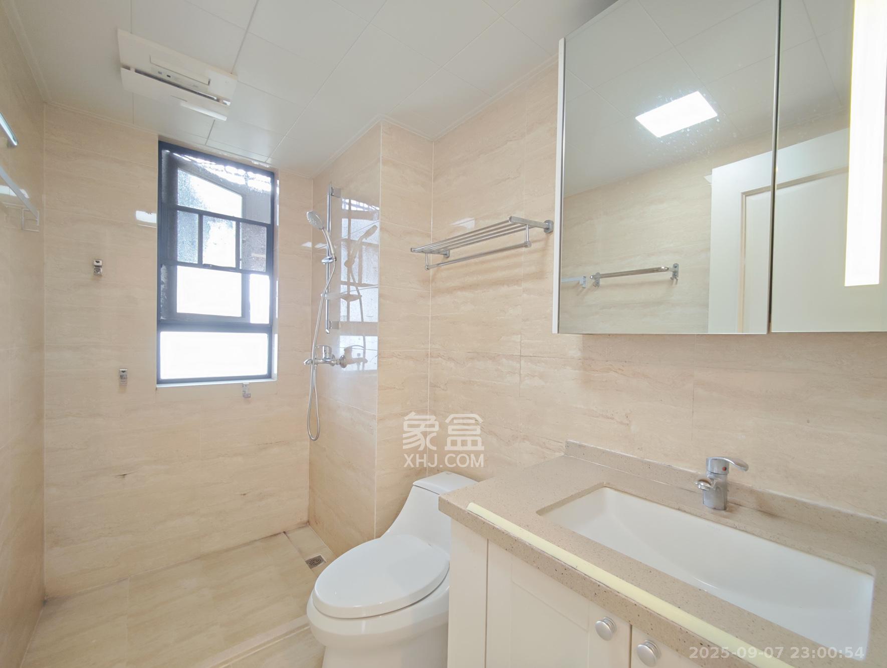 万科魅力之城  3室2厅2卫    95.0万卫生间