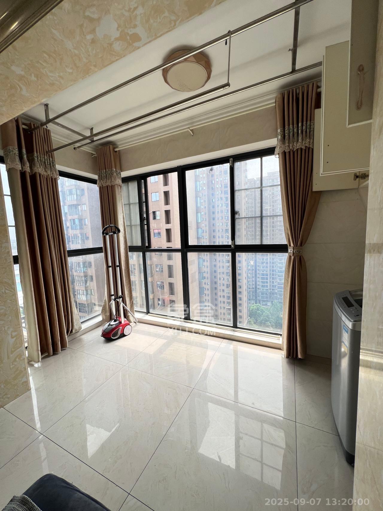 富春山 3室2厅2卫 2500.0元/月 富春山 3室2厅2卫 2500.0元/月室内图