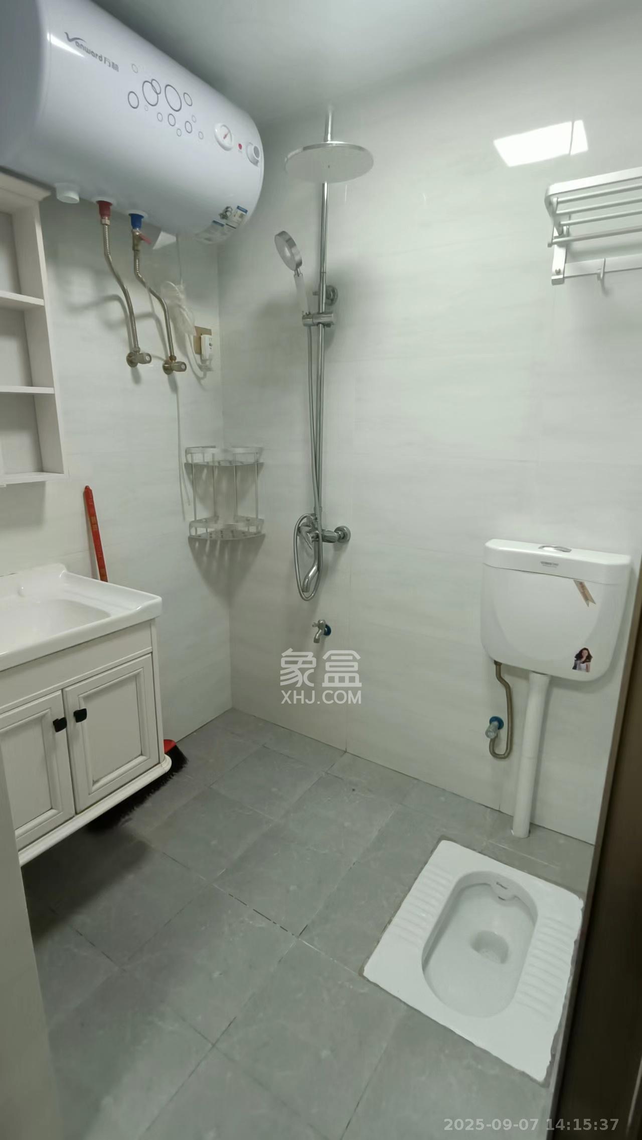 钱隆世家  1室1厅1卫    1400.0元/月 钱隆世家  1室1厅1卫    1400.0元/月室内图