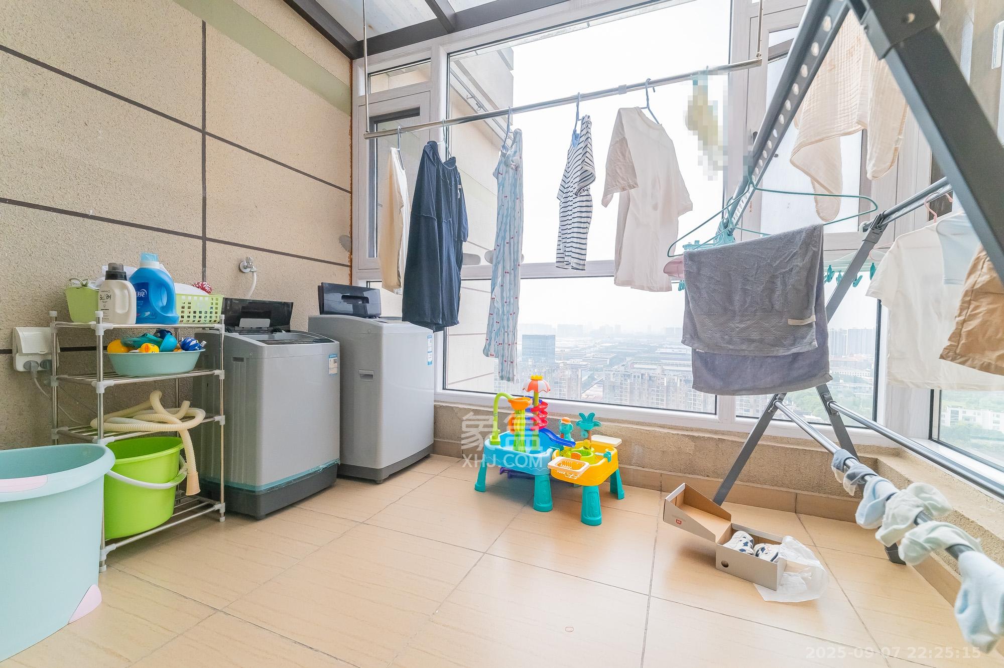 碧桂园中央花园  3室2厅2卫    95.0万 碧桂园中央花园  3室2厅2卫    95.0万阳台