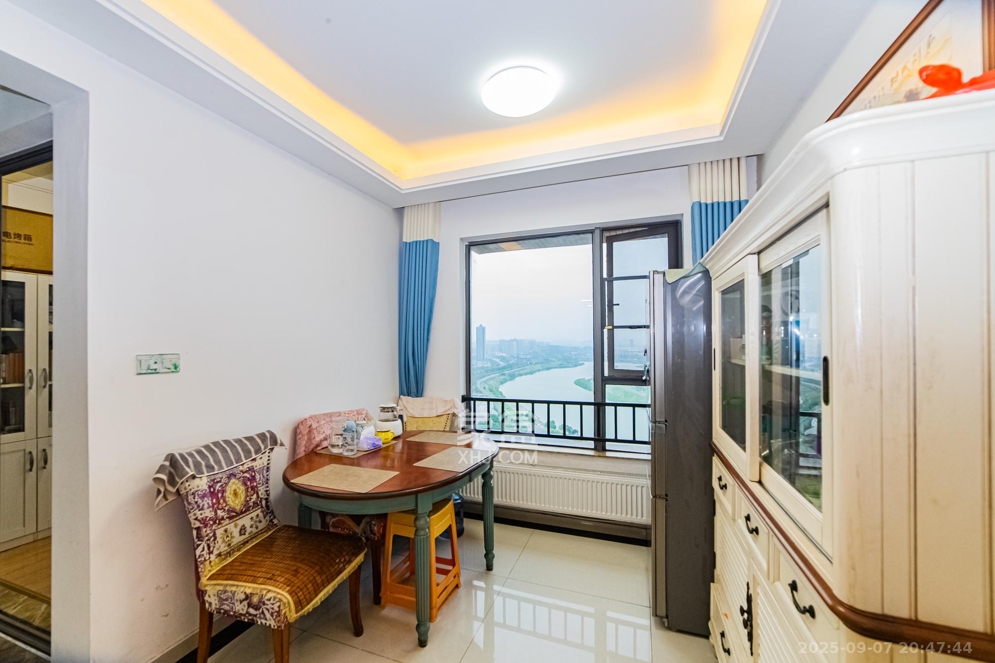 珠江郦城薰衣道  3室2厅1卫    90.0万 珠江郦城薰衣道  3室2厅1卫    90.0万客厅