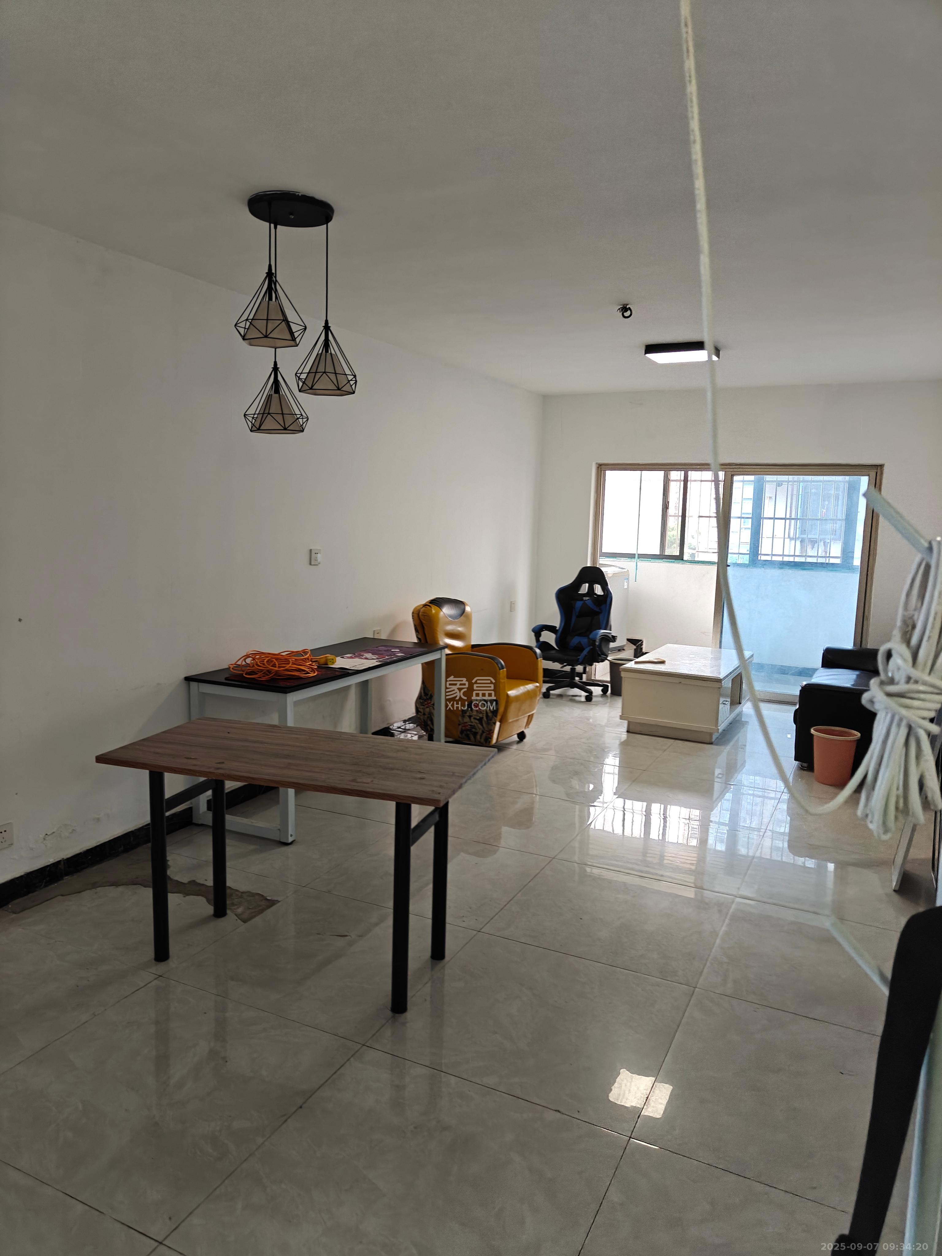 下民航宿舍  3室1厅1卫    1300.0元/月 下民航宿舍  3室1厅1卫    1300.0元/月室内图