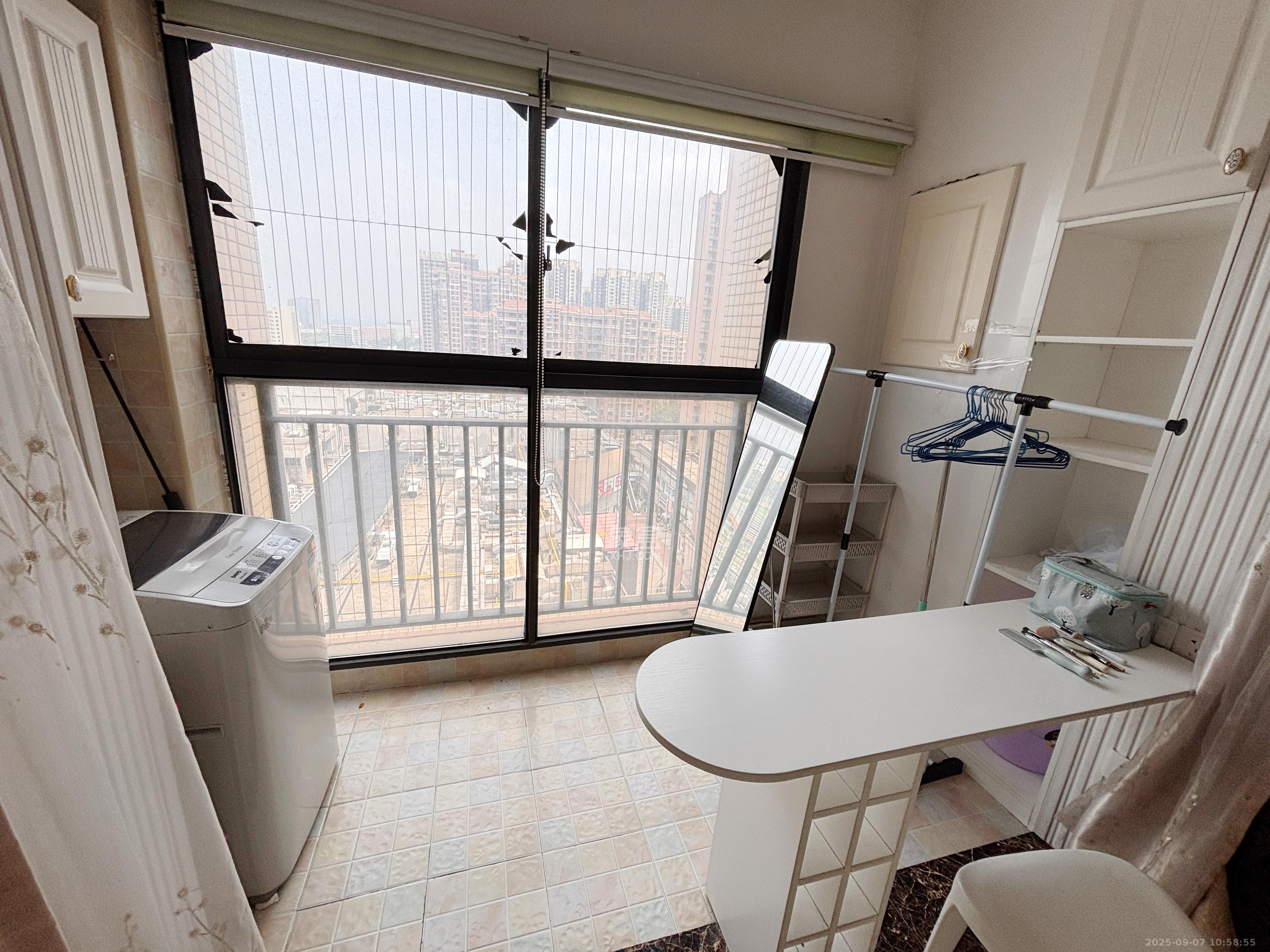 华润五彩城  1室1厅1卫    1350.0元/月 华润五彩城  1室1厅1卫    1350.0元/月室内图