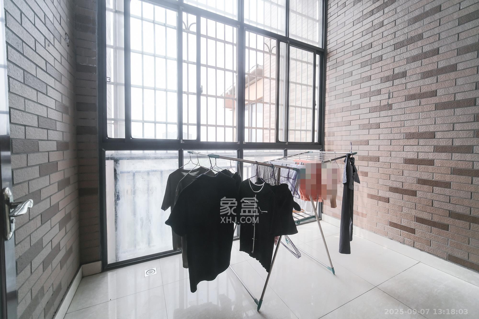 山水湾 4室2厅3卫 158.0万 山水湾 4室2厅3卫 158.0万阳台