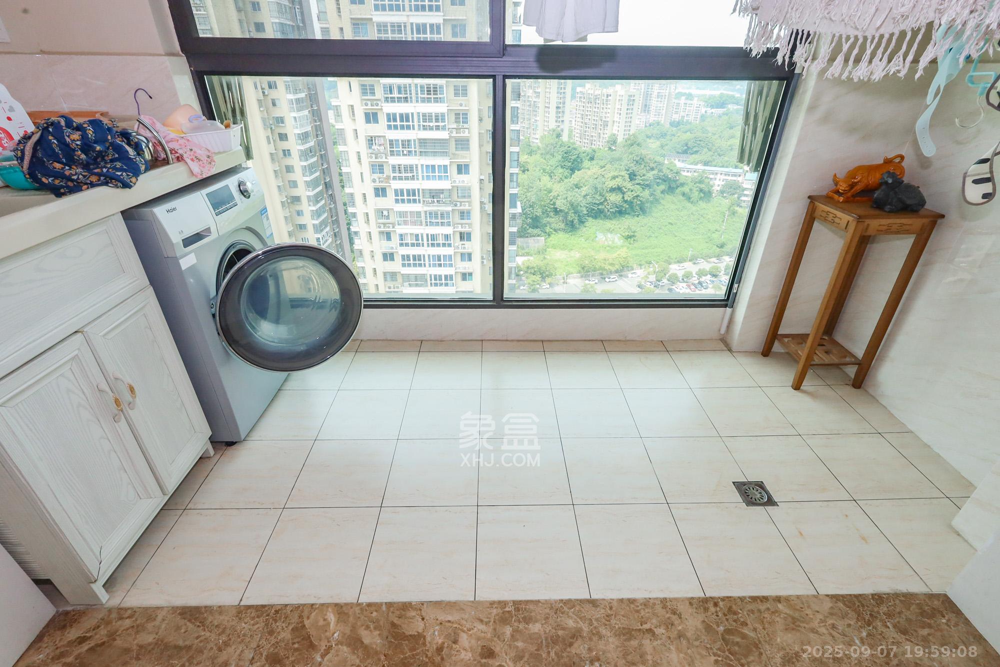 滨江一号(丰泰花园) 3室2厅2卫 129.0万 滨江一号(丰泰花园) 3室2厅2卫 129.0万阳台