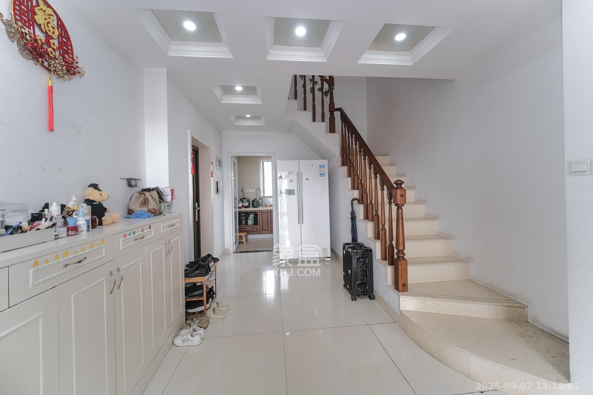 山水湾 4室2厅3卫 158.0万 山水湾 4室2厅3卫 158.0万客厅