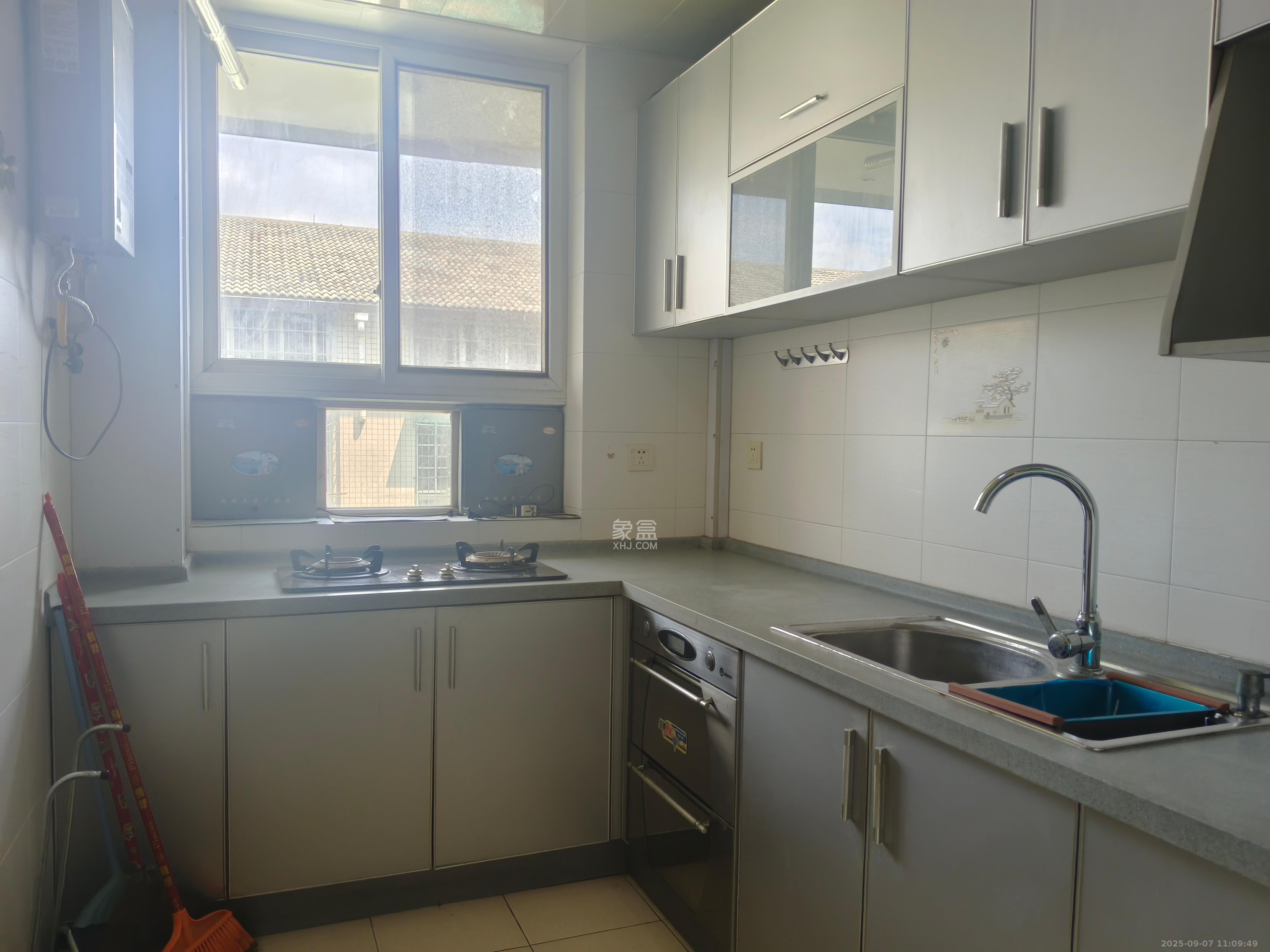 怡景民居 3室2厅2卫 1800.0元/月 怡景民居 3室2厅2卫 1800.0元/月室内图