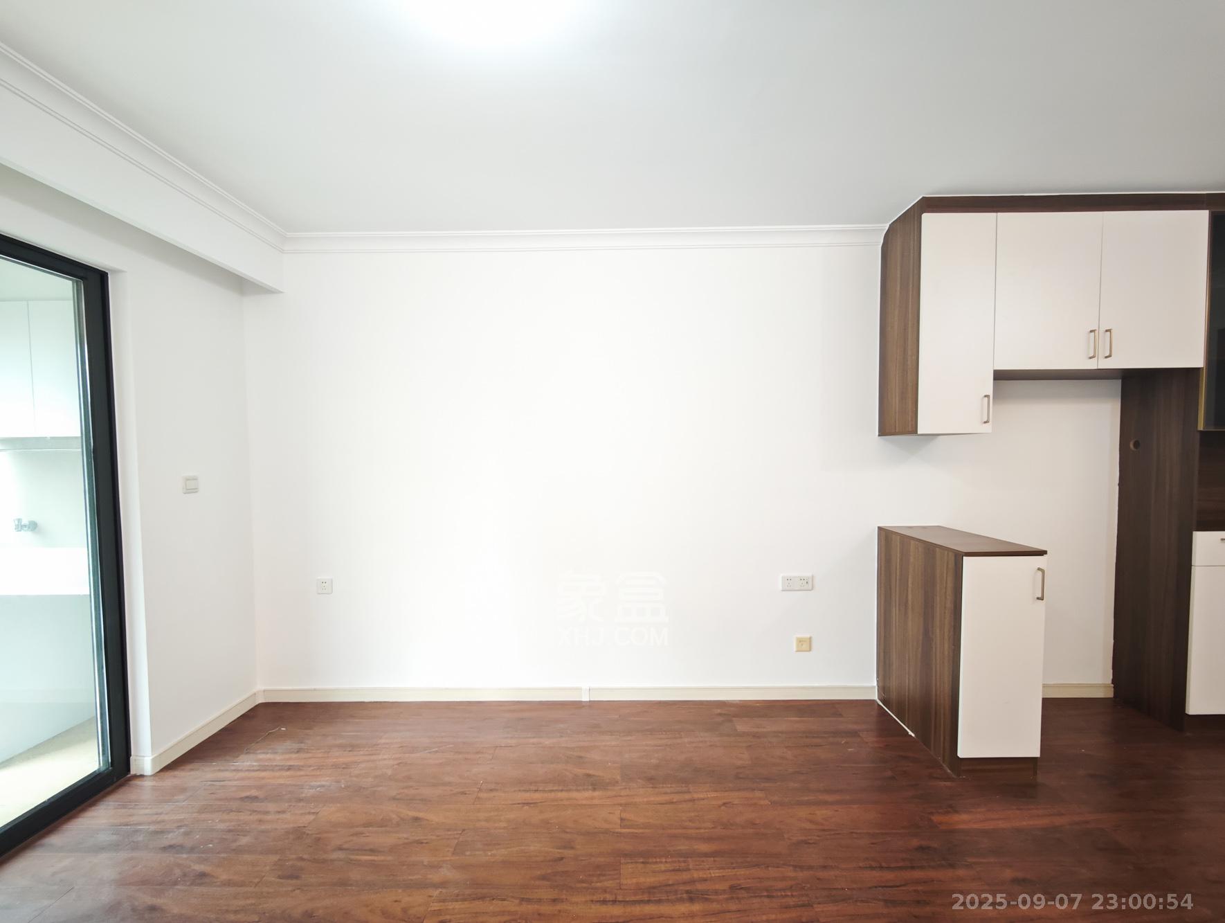 万科魅力之城  3室2厅2卫    95.0万客厅